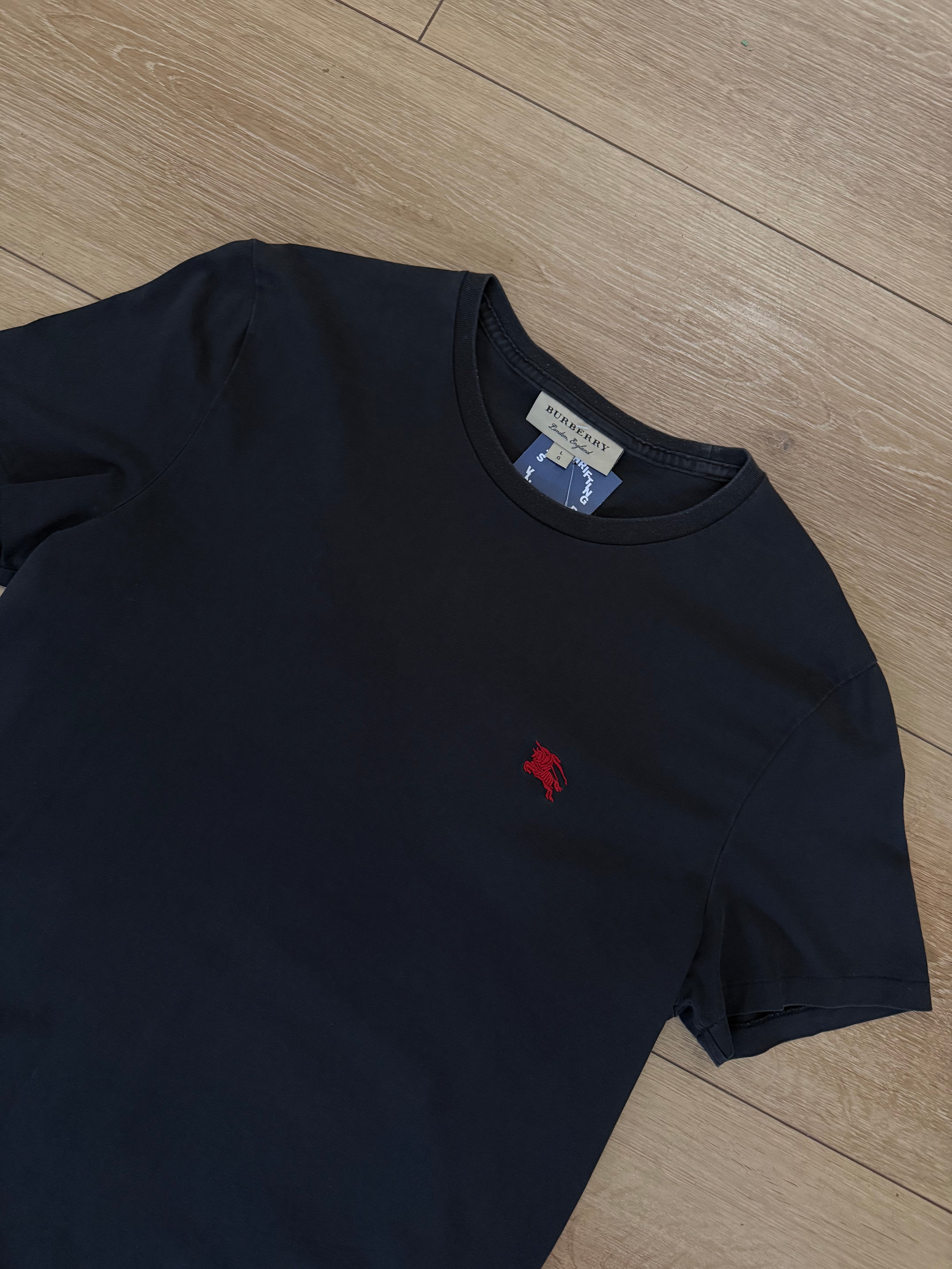 Detailbild Vintage Burberry Black T-Shirt von vorne 