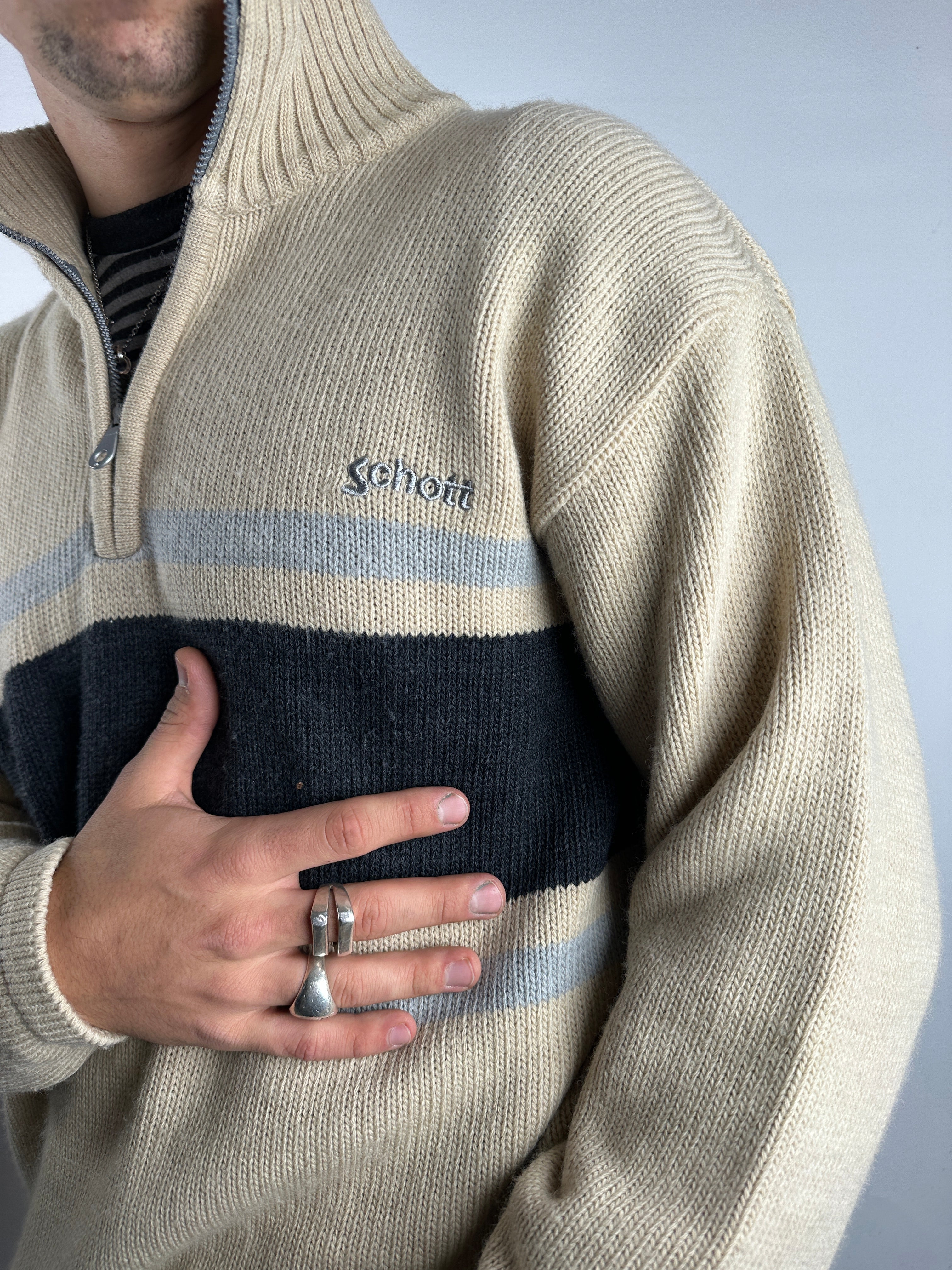Tragebild von einem Vintage Schott Knit Half Zip Sweater von vorne mit Schriftzug auf Brust