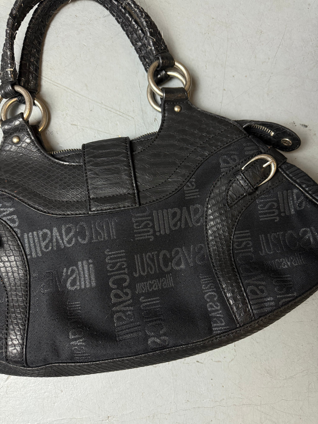Detailbild von einer Vintage Just Cavalli Y2K Black Shoulder Bag von Schriftzug hinten