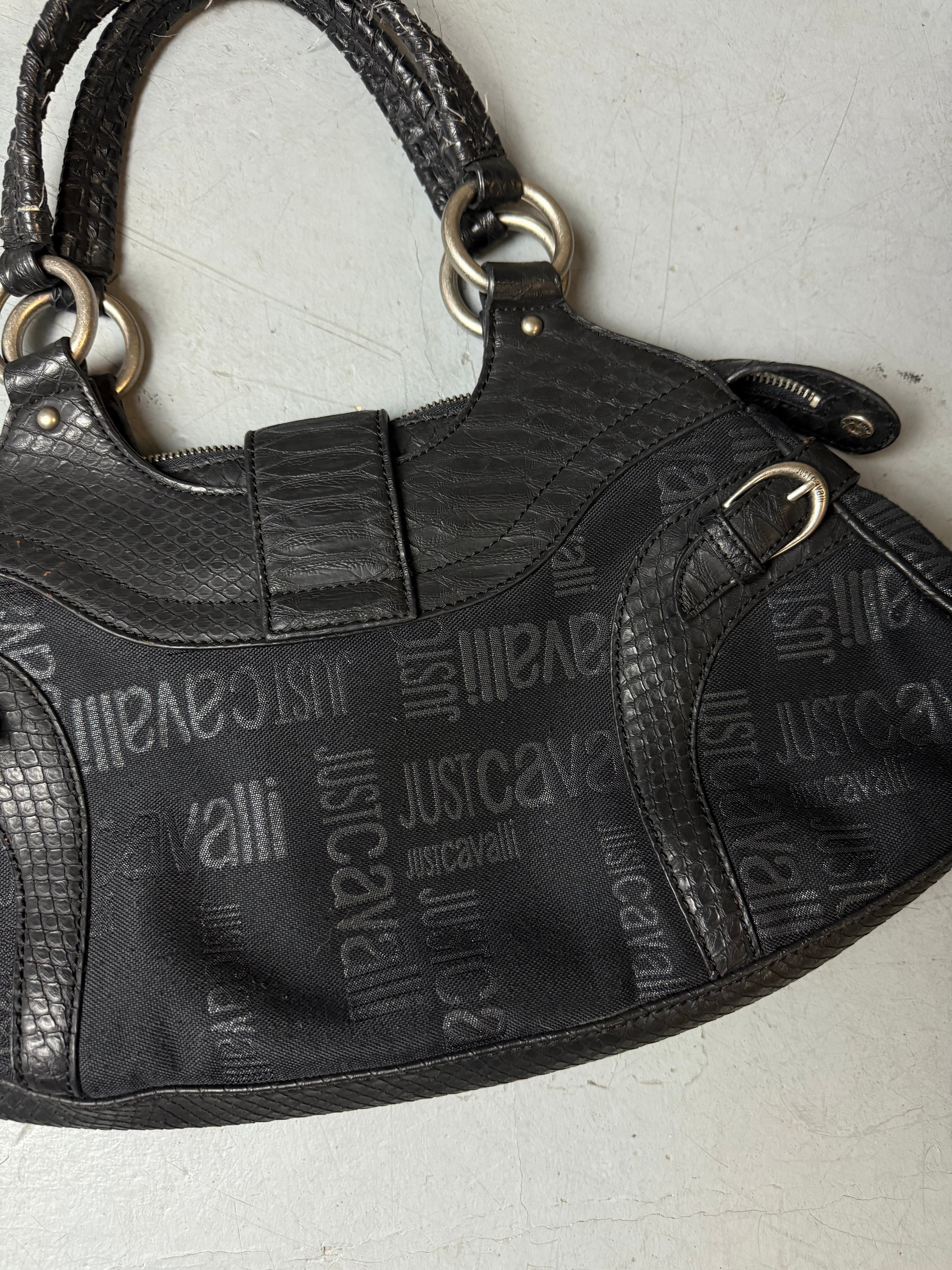 Detailbild von einer Vintage Just Cavalli Y2K Black Shoulder Bag von Schriftzug hinten