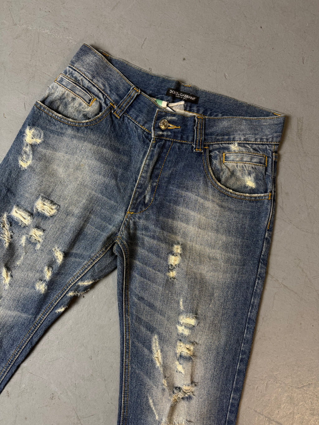 Detailbild von Vintage Dolce&Gabbana Ripped Straight Leg Jeans von Hosenbund vorne