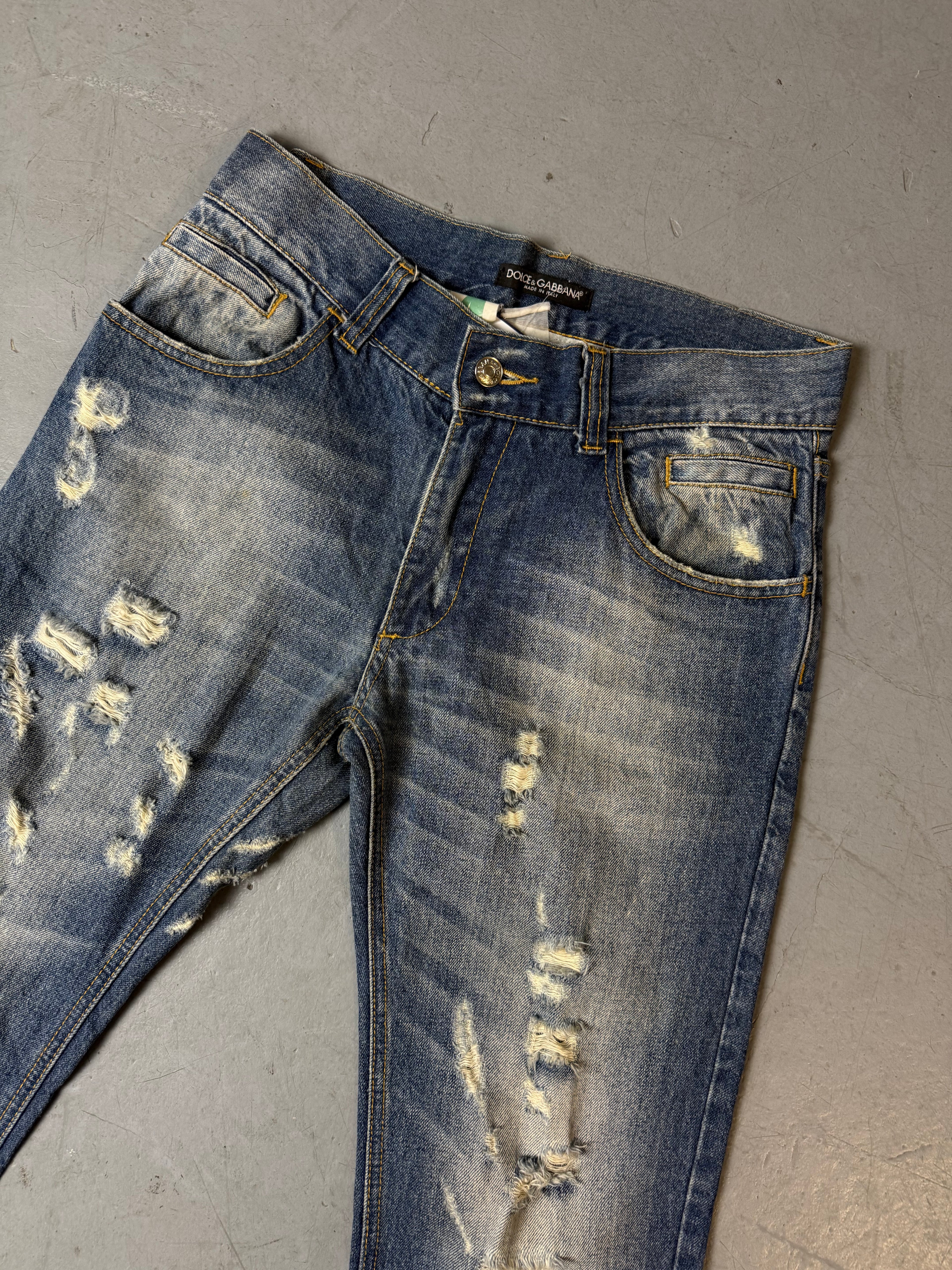 Detailbild von Vintage Dolce&Gabbana Ripped Straight Leg Jeans von Hosenbund vorne