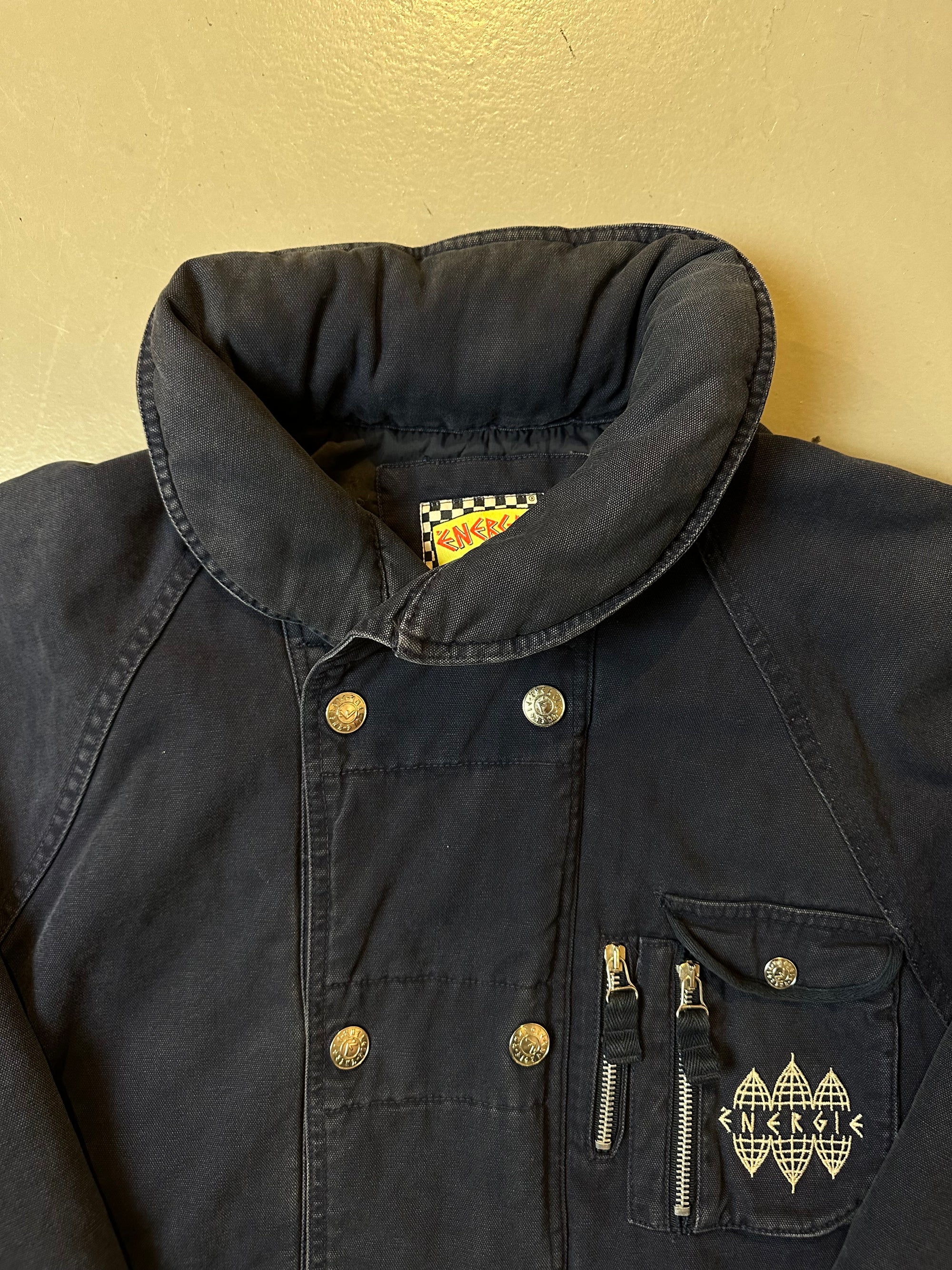 Detailliertes Produktbild von Navy farbene Energie Jacke von vorne in Größe M/L mit silbernen Knöpfen 
