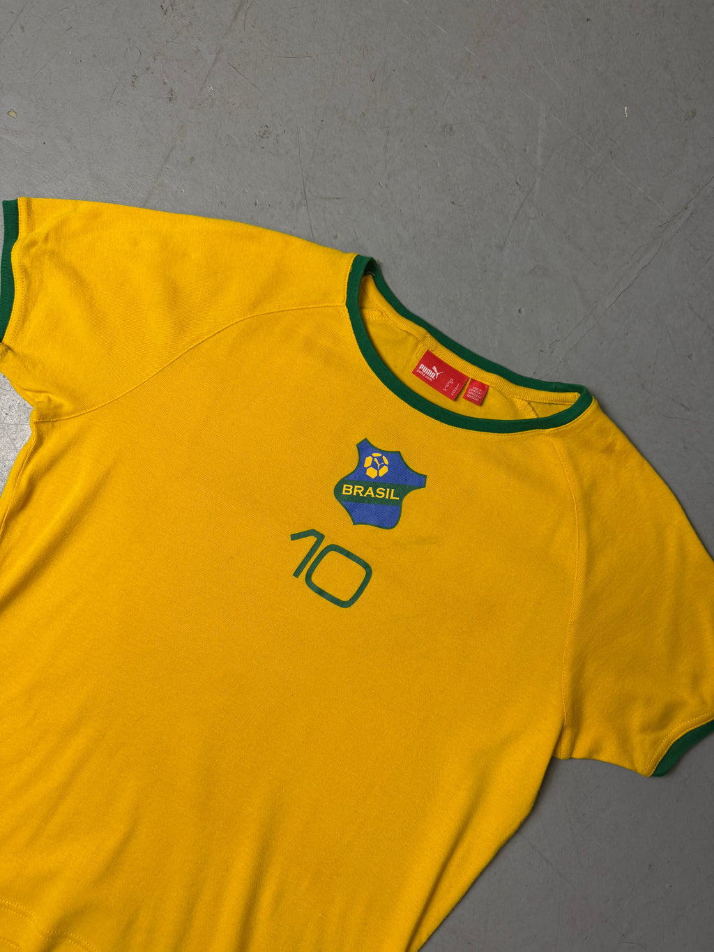 Detailbild von einem Vintage Puma Brasil Yellow T-Shirt von Kragen