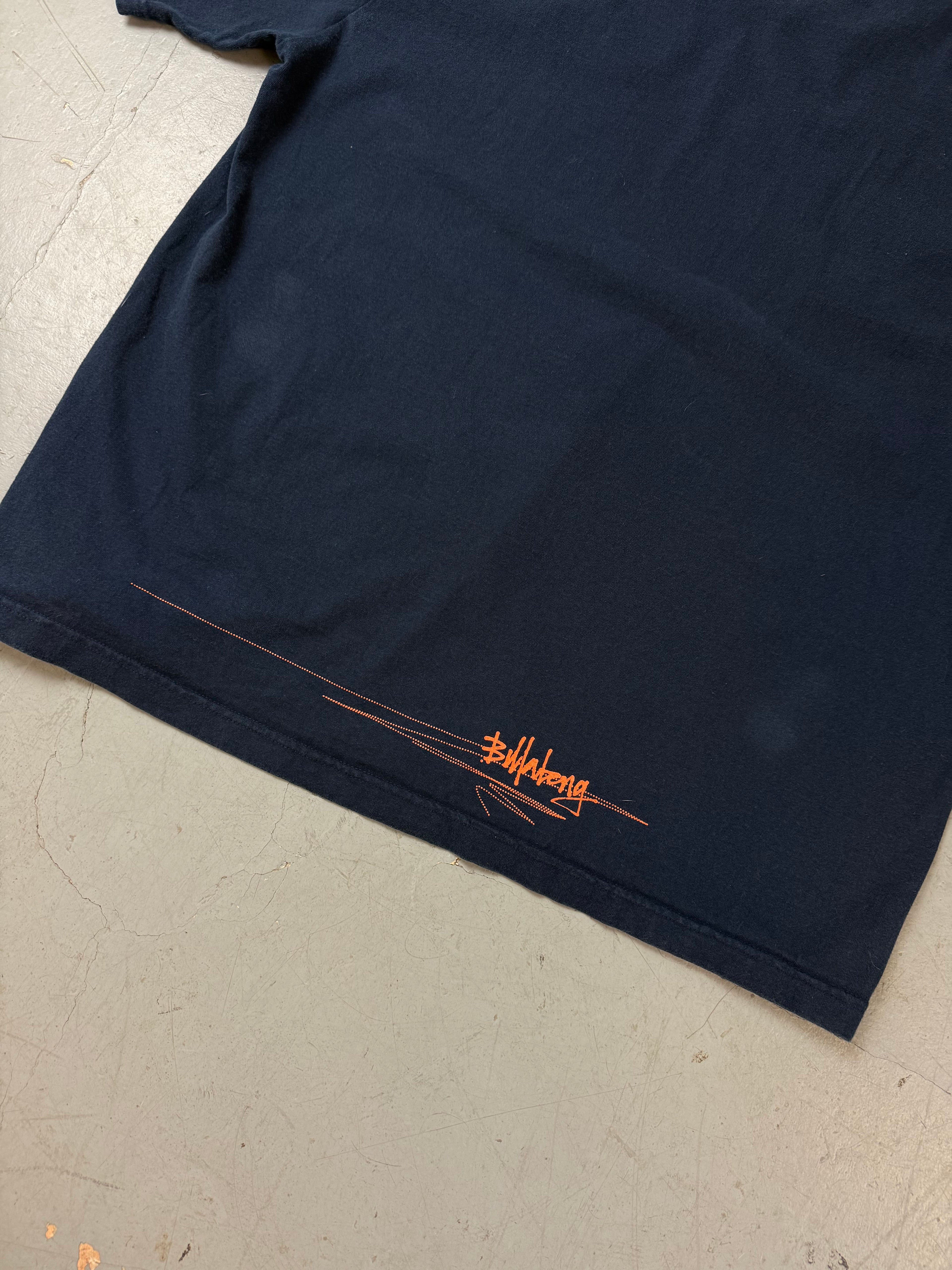 Vintage Billabong Dark Blue Printed T-Shirt für Damen. Secondhand Y2K 2000s Fashion