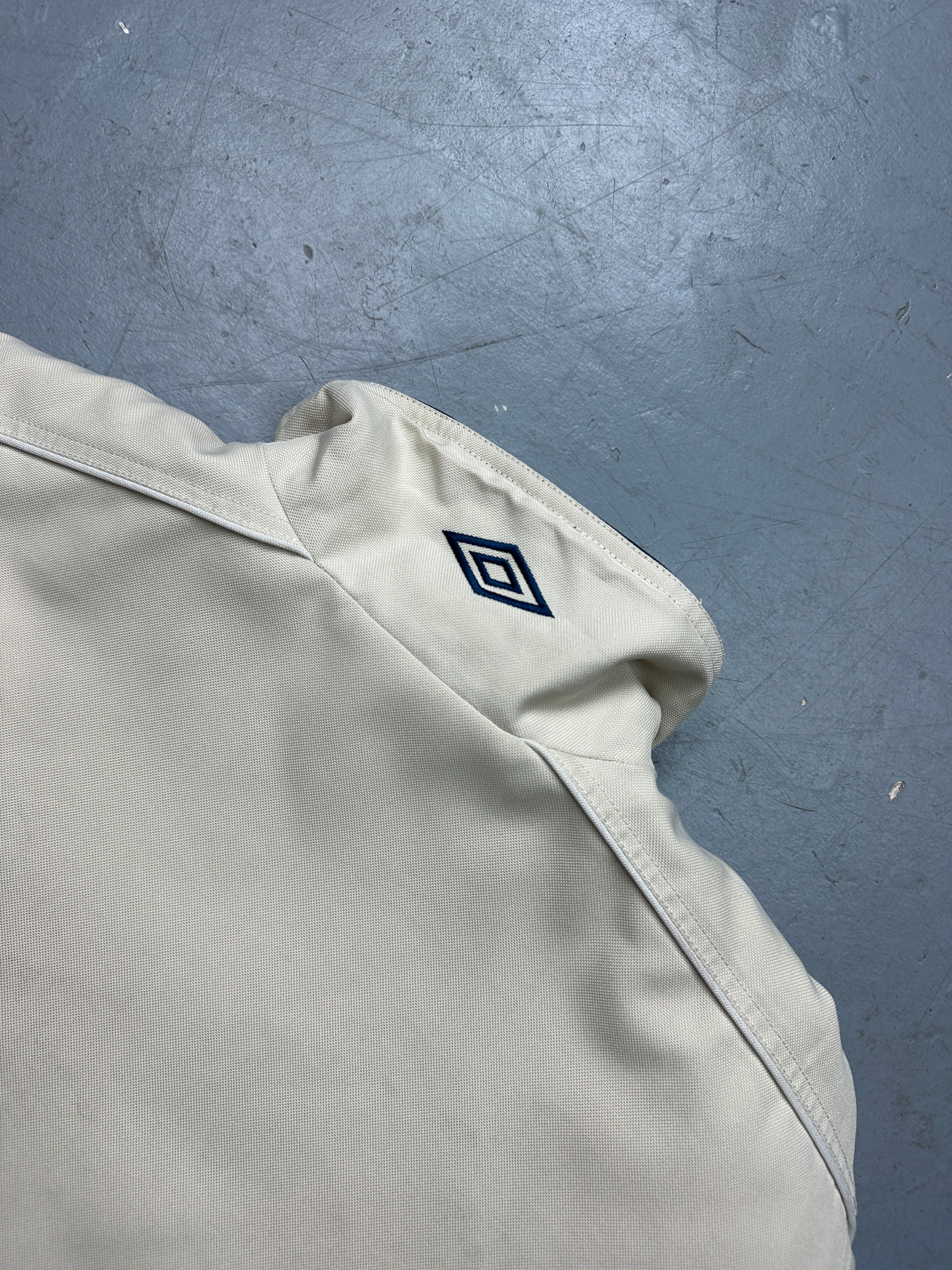 Vintage Umbro Beige/Blue Oversized Jacket für Männer. Y2K Secondhand 2000s Fashion