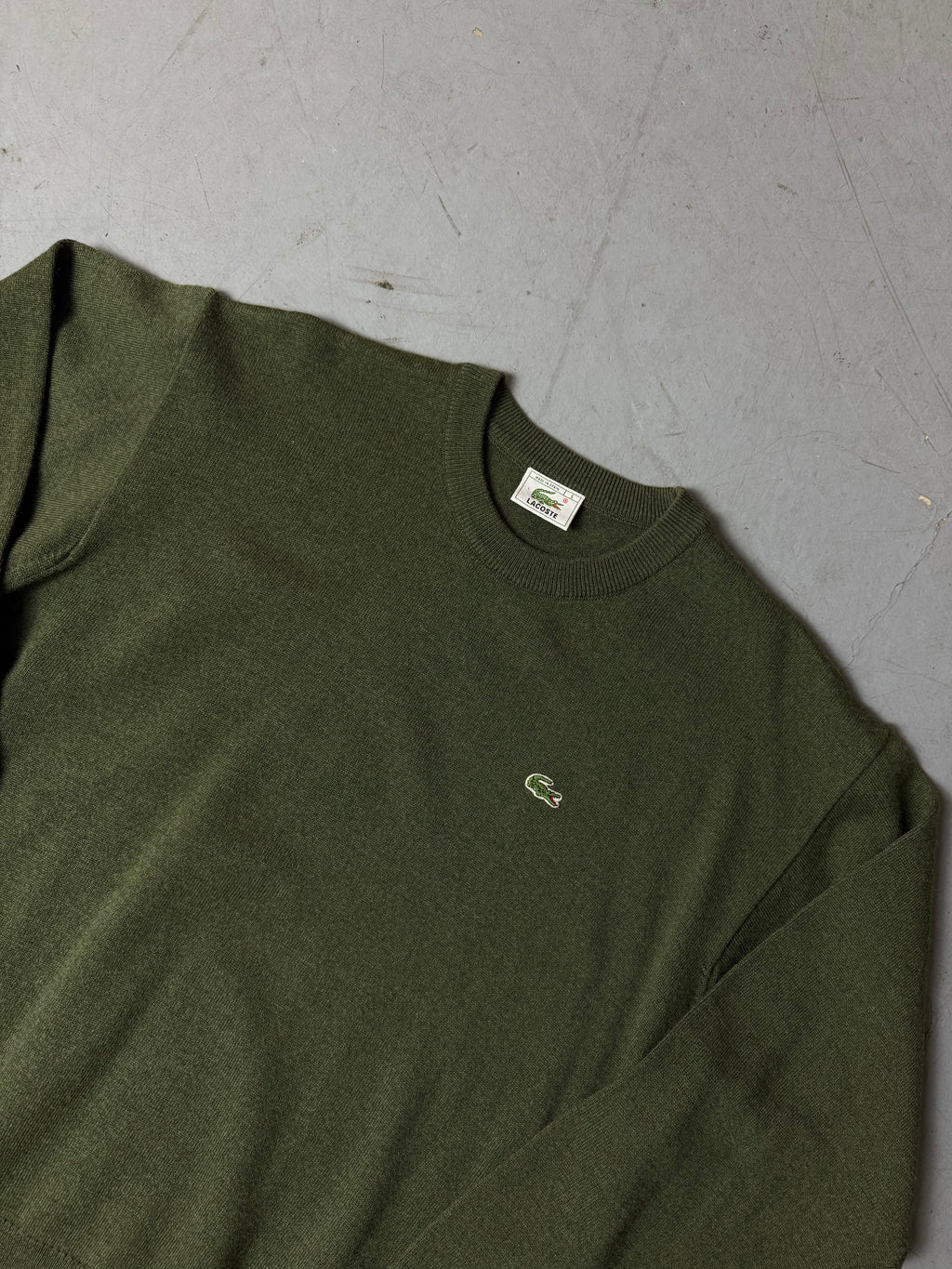 Detailbild von einem Vintage Lacoste Green Knit Sweater von Lacoste Logo auf Sweater Vorderseite