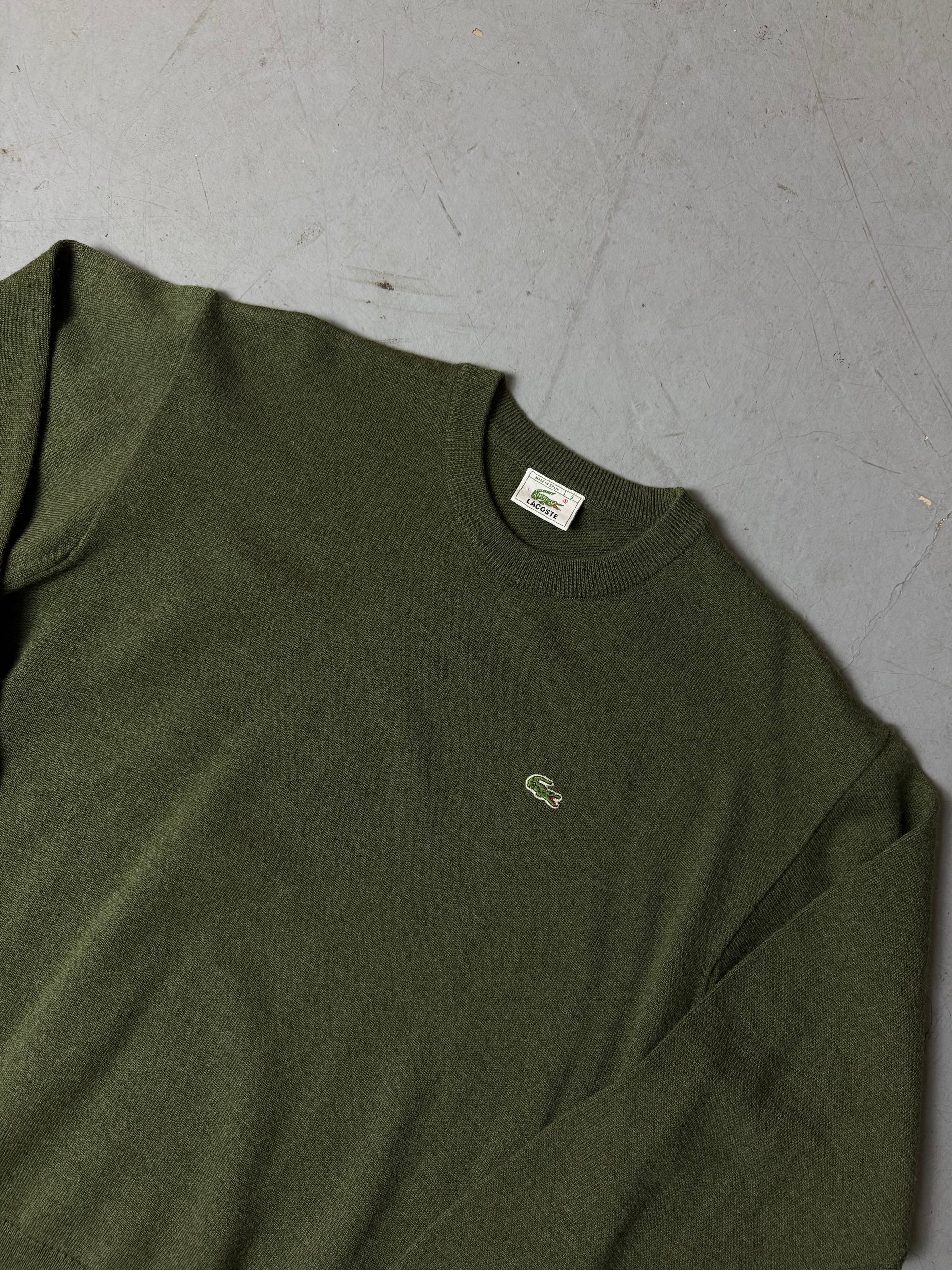 Detailbild von einem Vintage Lacoste Green Knit Sweater von Lacoste Logo auf Sweater Vorderseite