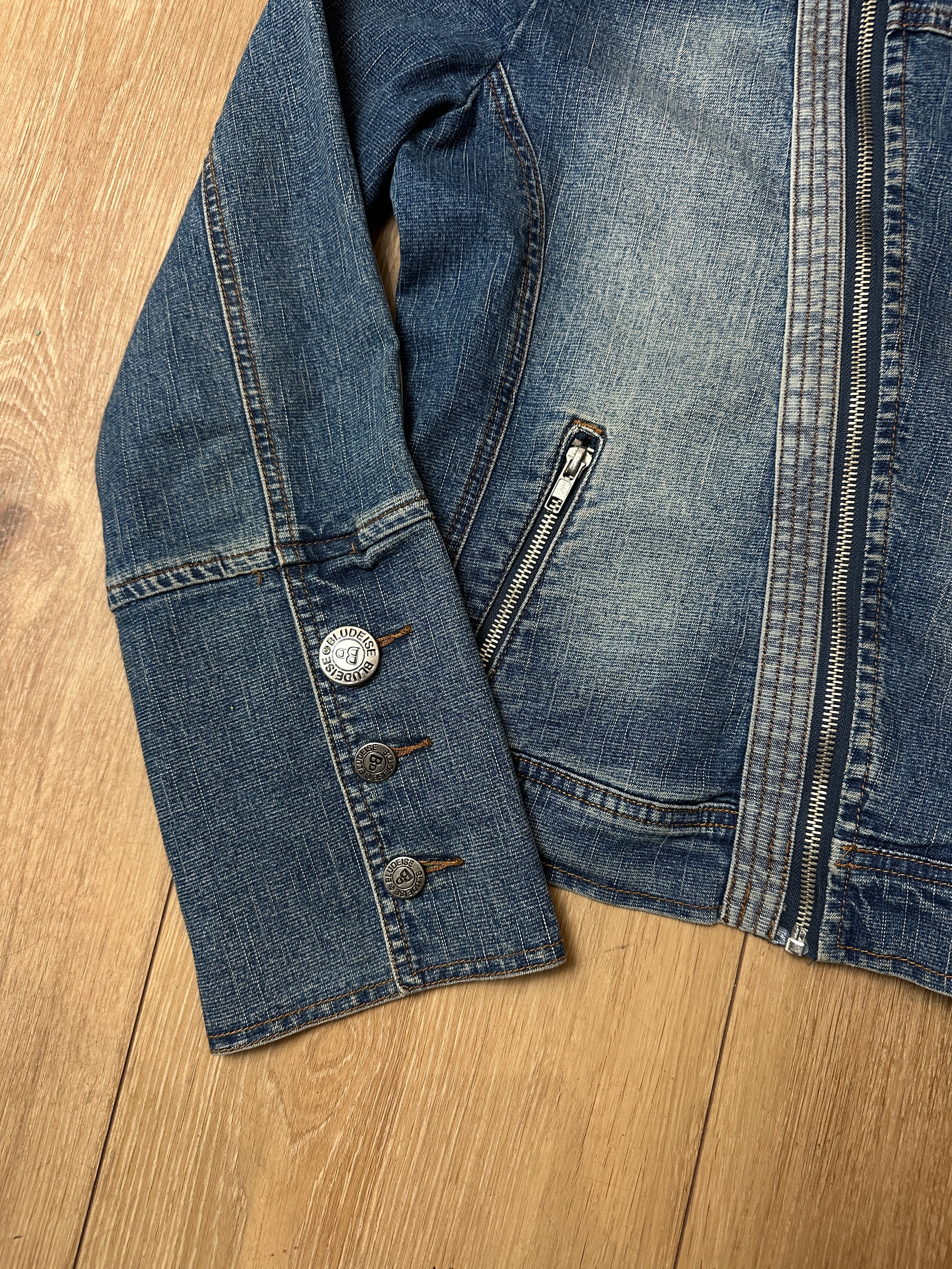 Detailliertes Produktbild von Vintage Asymmetrical Denim Side Button Jacket XS/S von vorne
