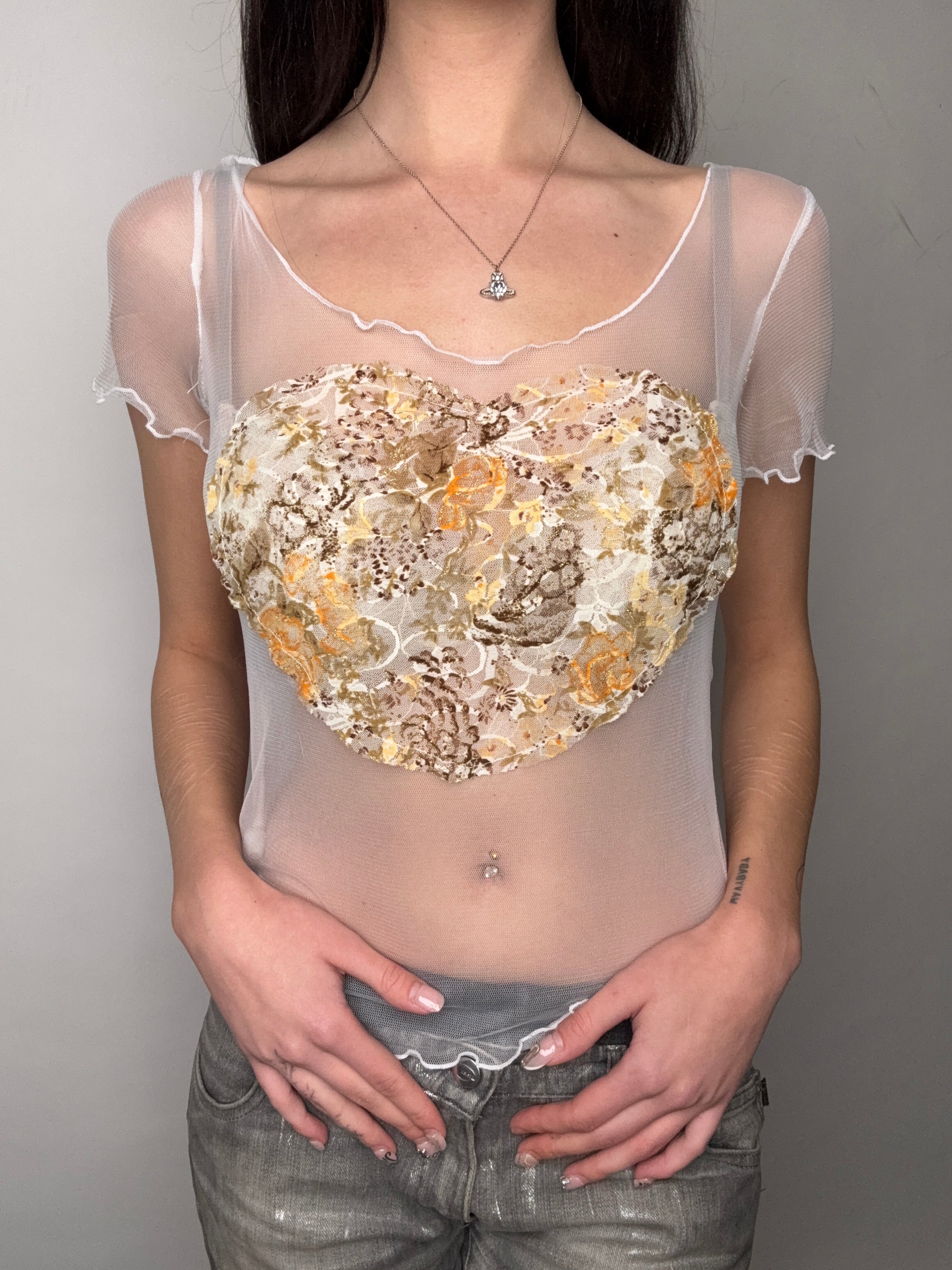 Tragebild von Vintage White Heart Embroidery Mesh T-Shirt M von vorne