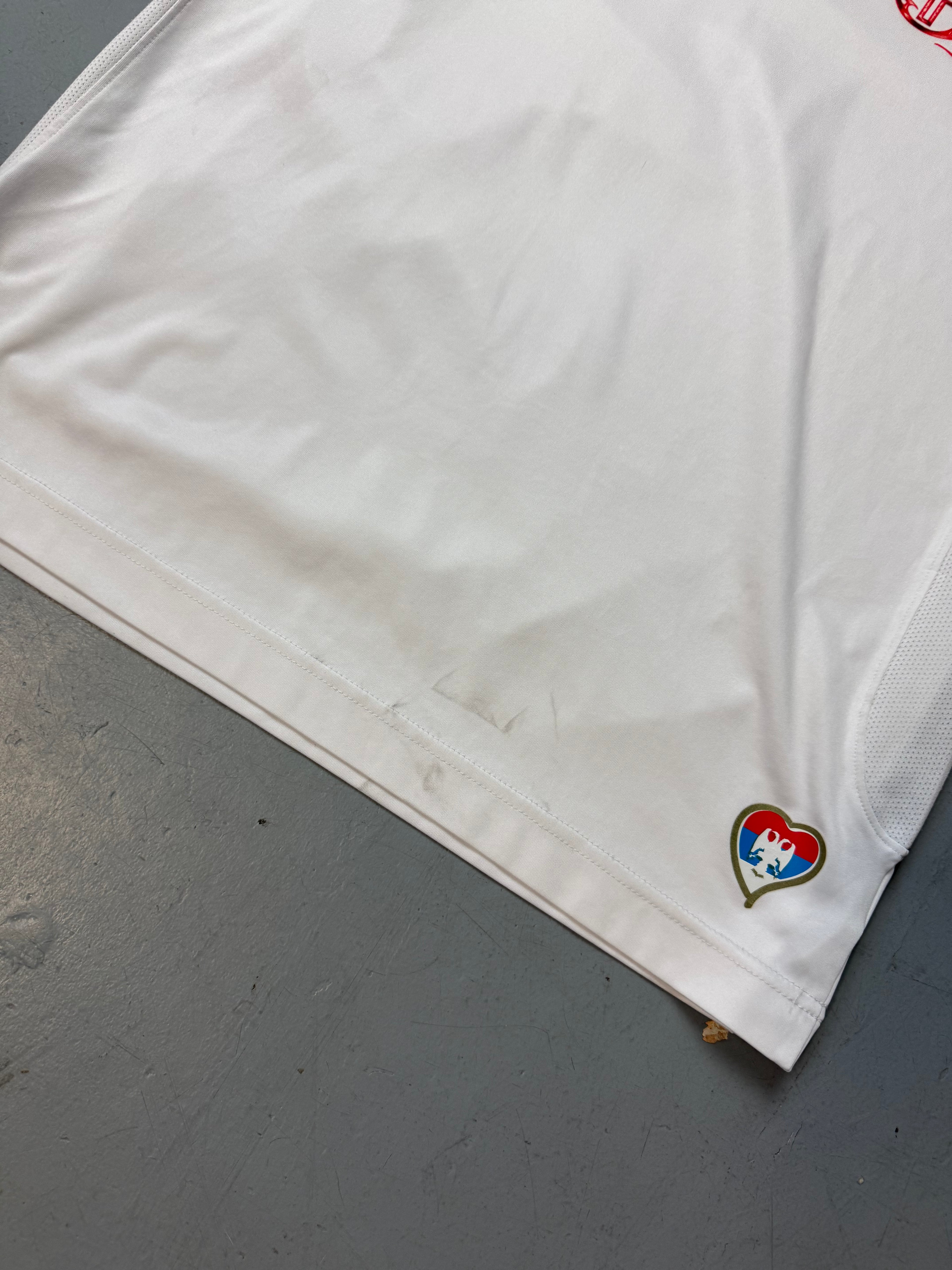 Vintage Sergio Tacchini Sport Jersey mit roten Details für Herren. Y2K Second Hand 2000s Fashion 