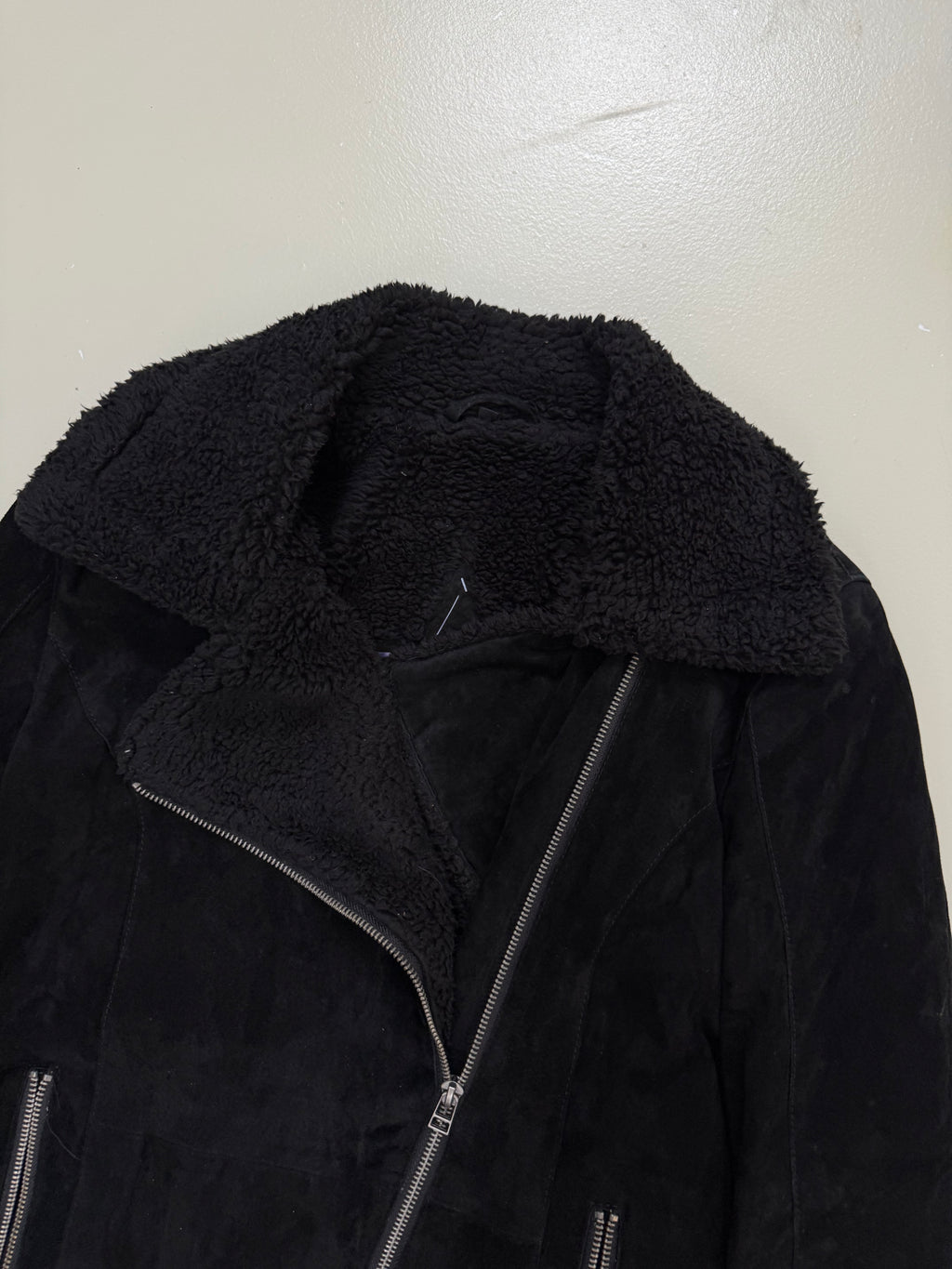 Vintage Black Asymetrical Sherling Jacket
für Herren. Y2K Second Hand 2000s Fashion 