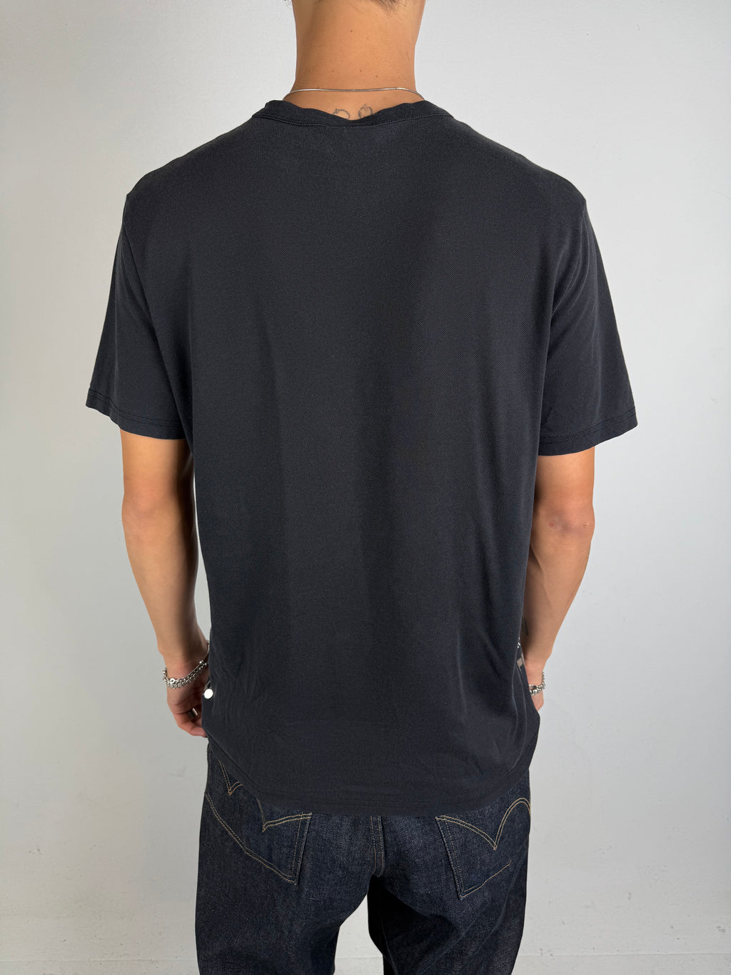 Tragebild von Printed Trussardi Tshirt vor grauer Wand 