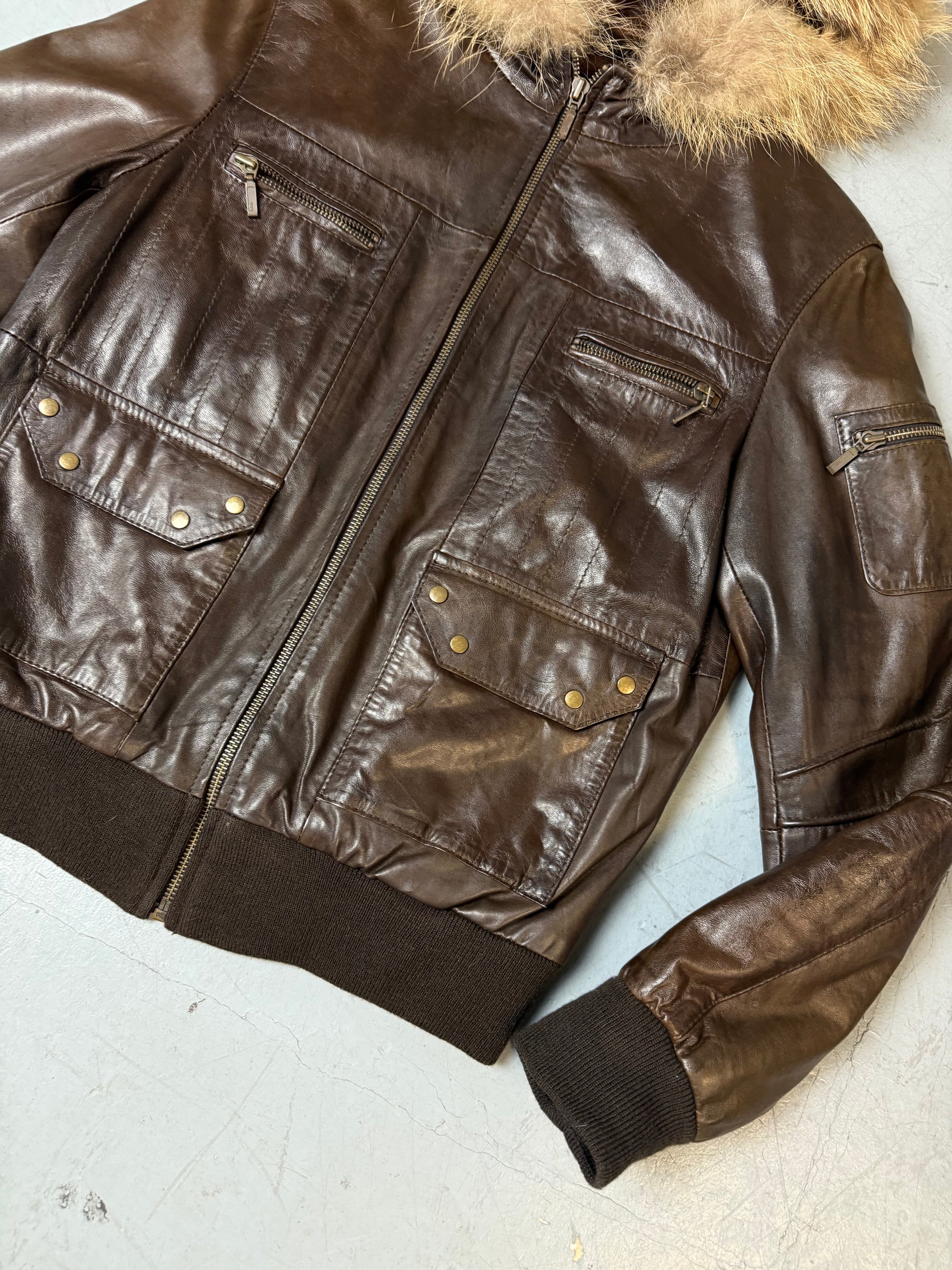 Eine braune echtleder Jacke von Conbipel mit faux fur kauptze 