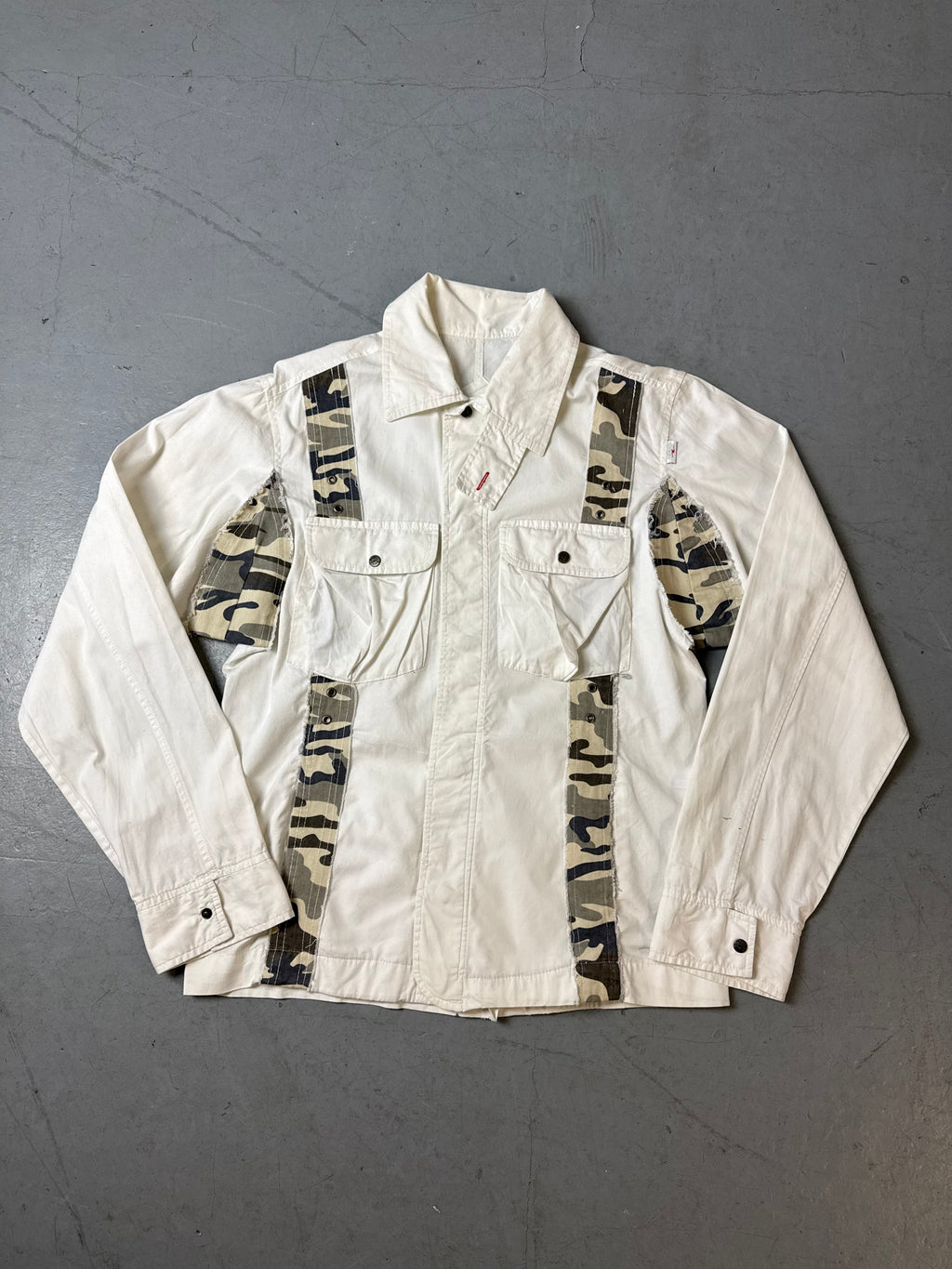 Produktbild von Vintage Zeus White Jacket with Camo Details von vorne