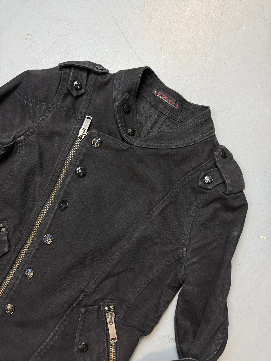 Vintage Guess Black Biker-Style Jacket für Damen. Y2K Second Hand 2000s Fashion