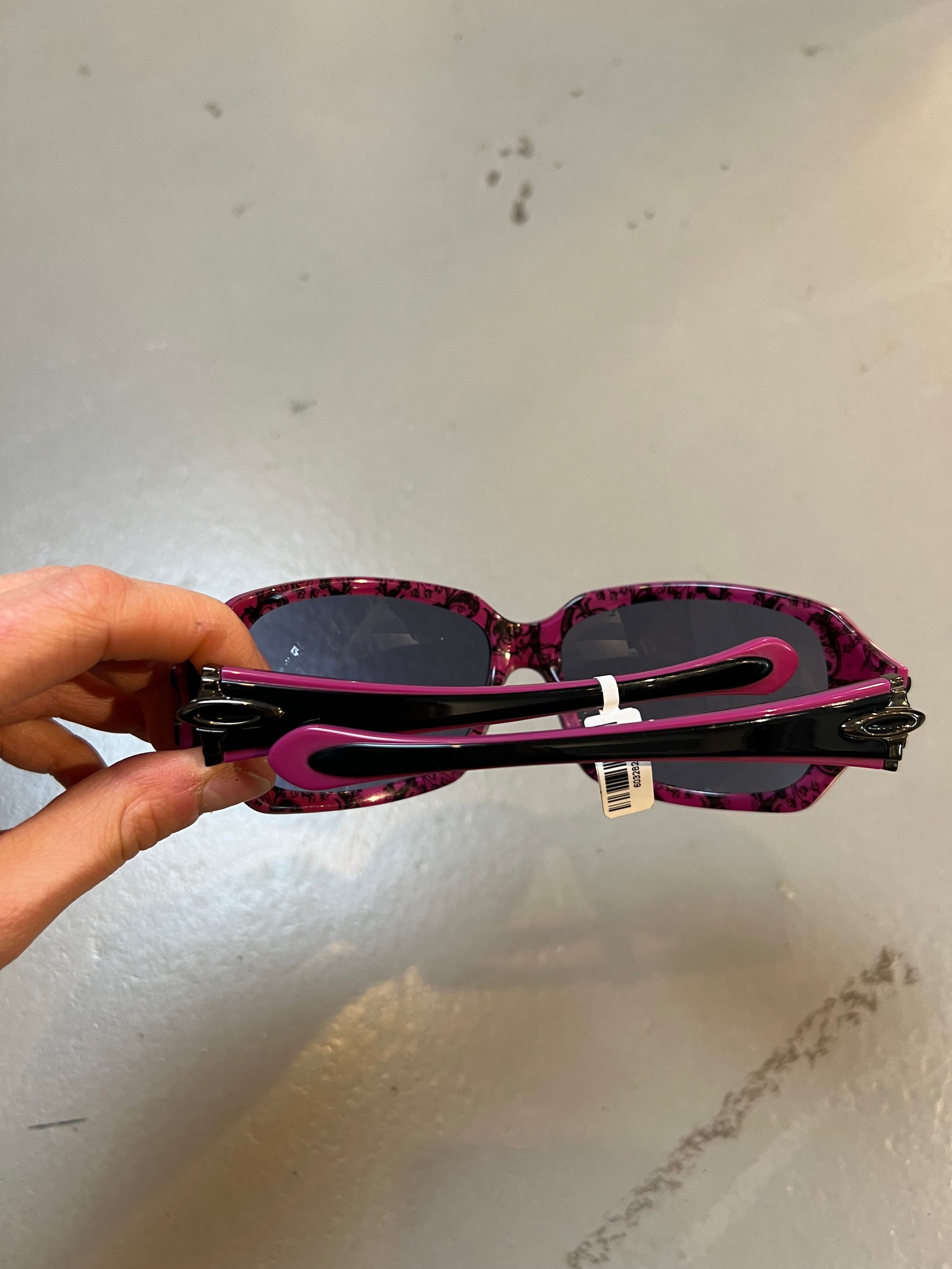 Produkt bild der Oakley Sunglasses Black Pink von den Bügeln