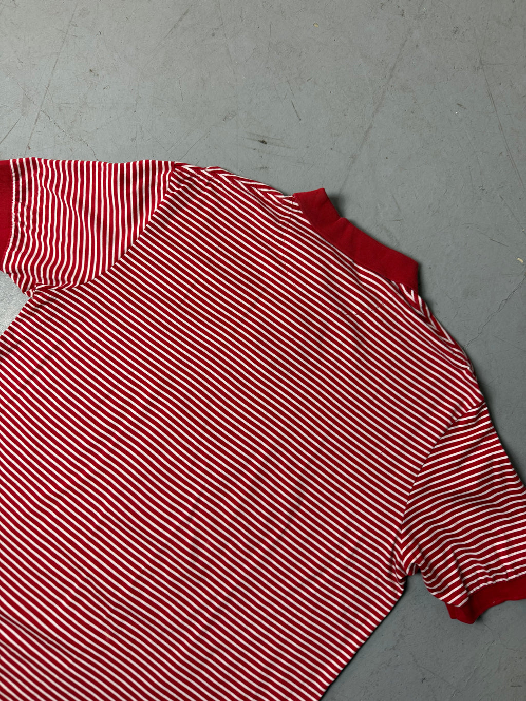 Detailbild von Vintage Ralph Lauren Red and White  Striped Polo von hinten