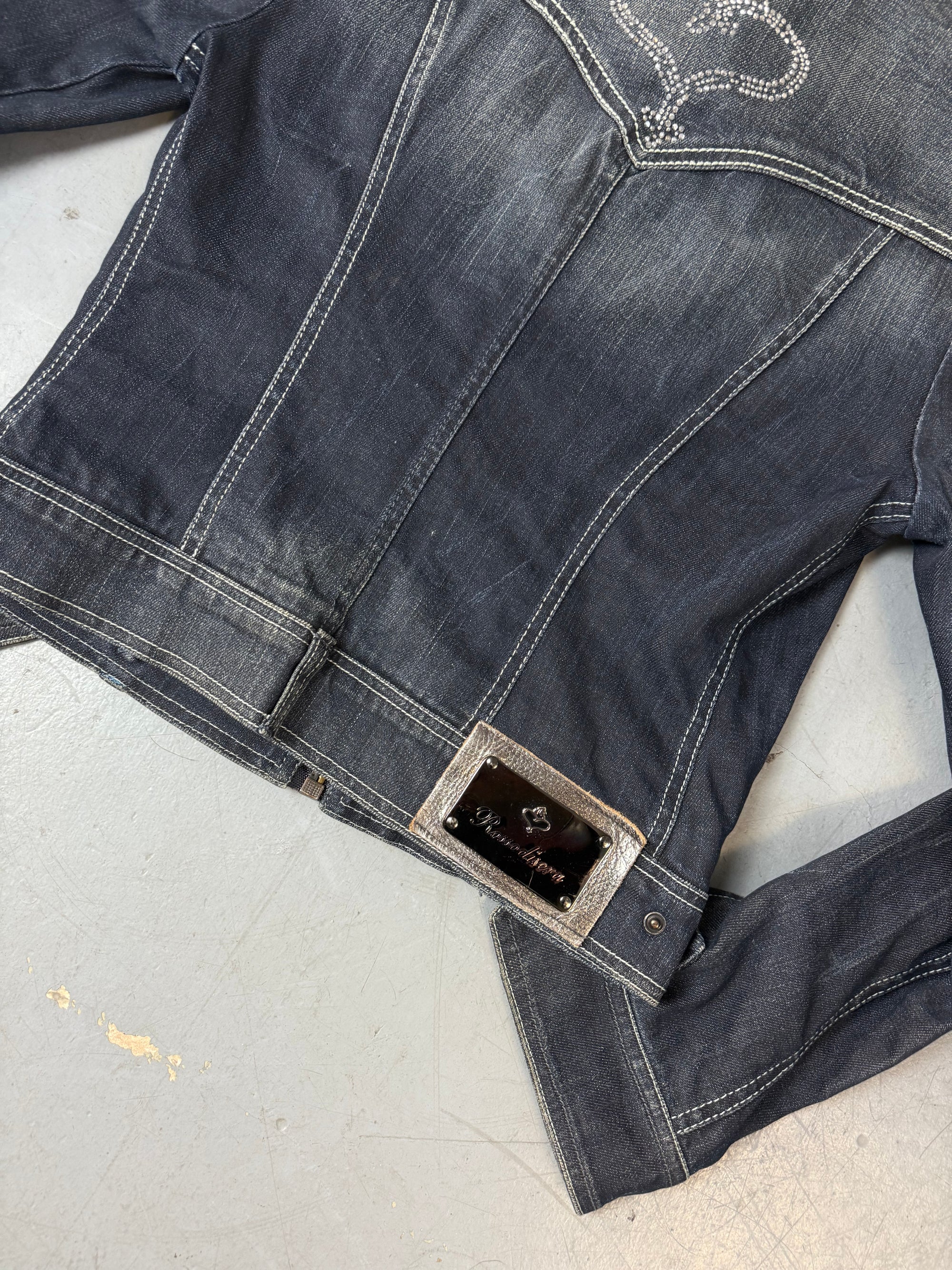 Eine blau-graue Jeansjacke mit strasssteinchen 