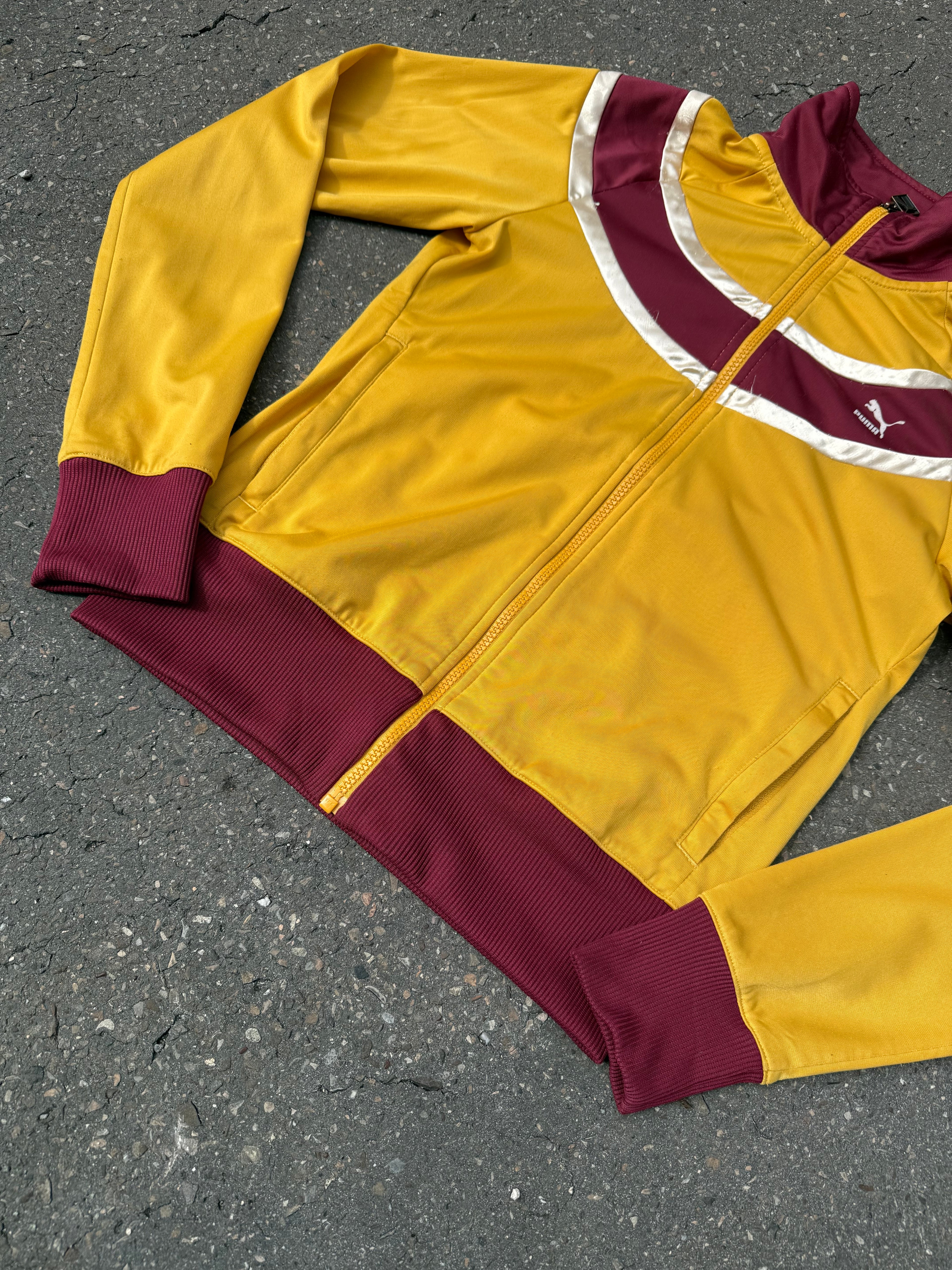 Eine gelb rote Puma Trackjacke im Sporty Y2K Look 