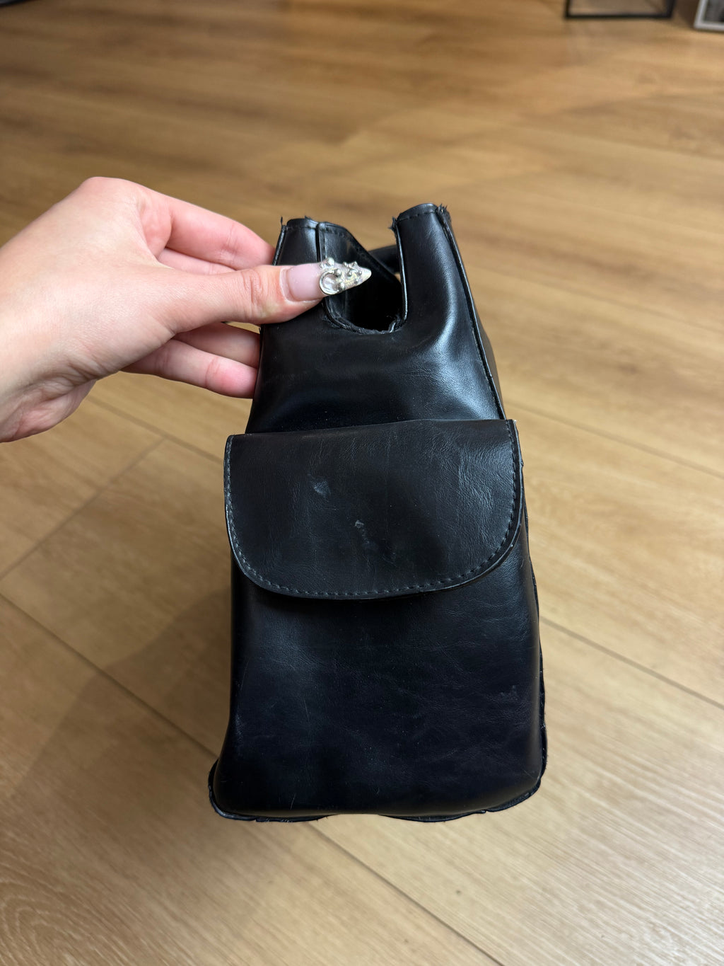 Detailbild von einer Vintage Playboy Black Bag with Pink Details von der Seite