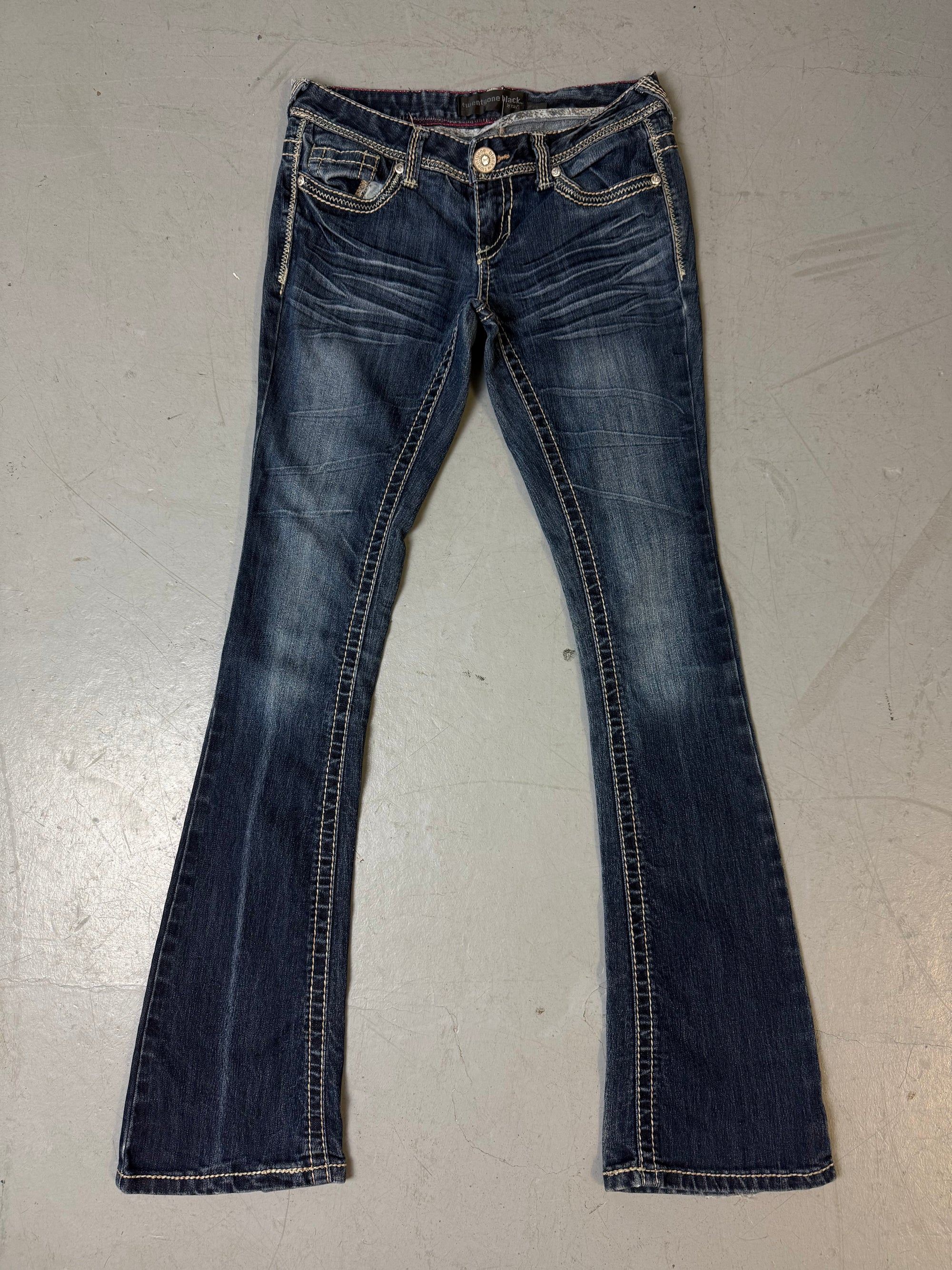 Eine low waist jeans Y2K mit stitching auf den hinteren Taschen 
