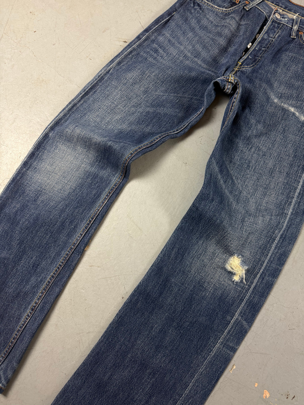 Detailliertes Produktbild von Vintage Levi’s Dark Blue Straight Fit Denim S/M von vorne