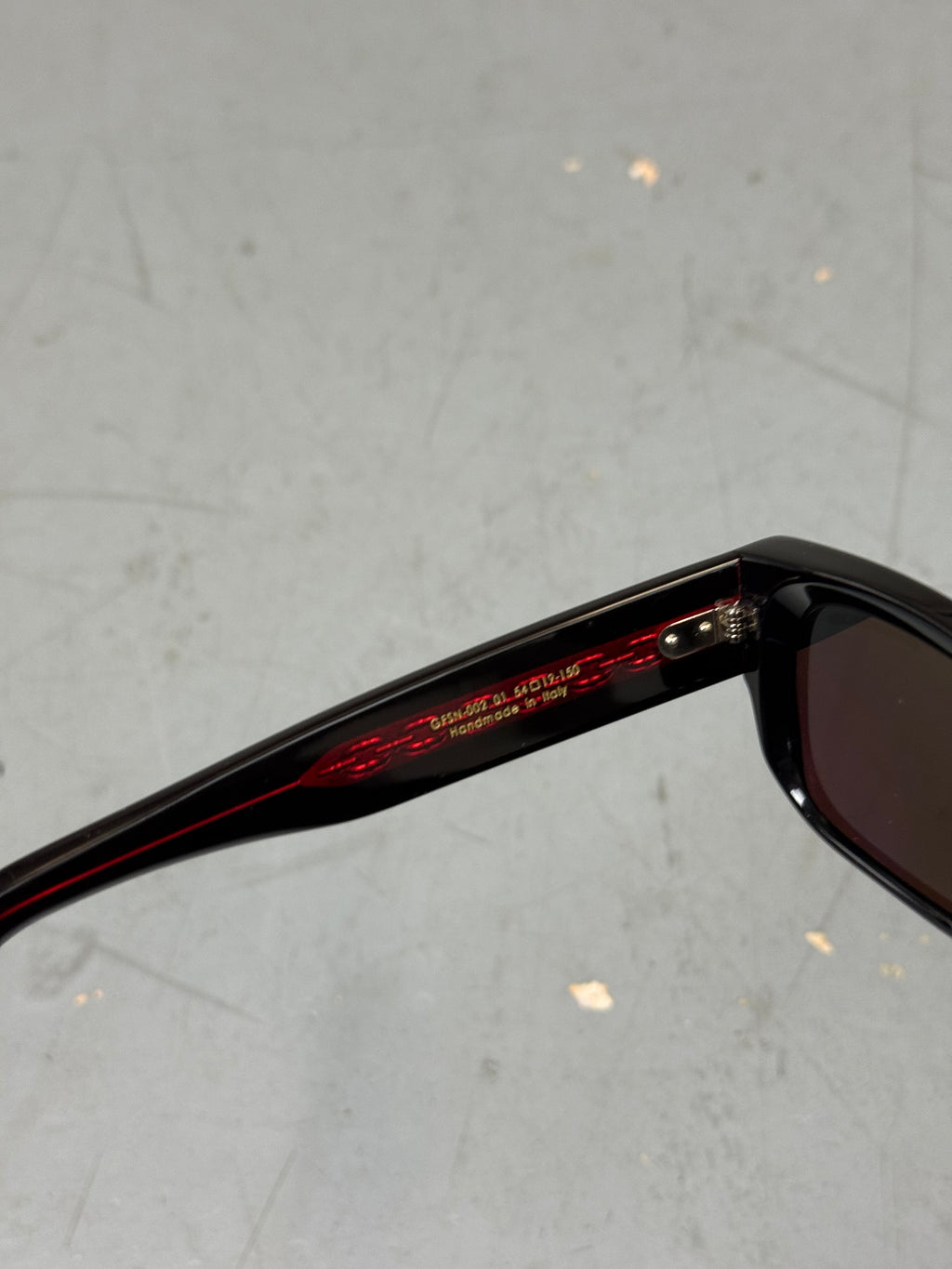 Schwarze Sonnenbrille von cutler & gross mit kleinen Dolch Details am Gestell 