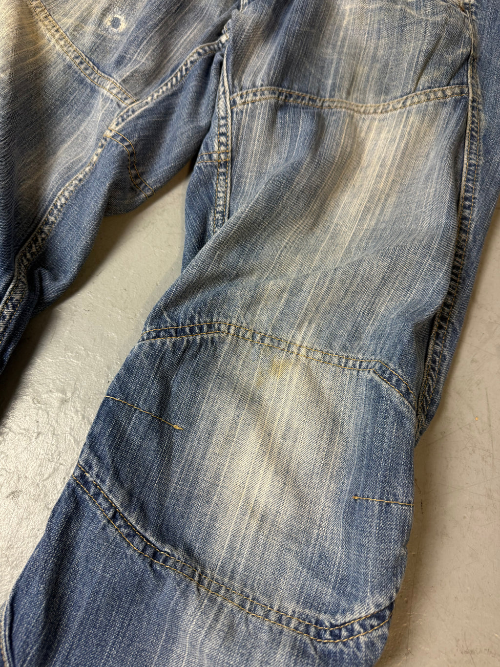 Eine baggy g-Star raw jeans in blauer Waschung 