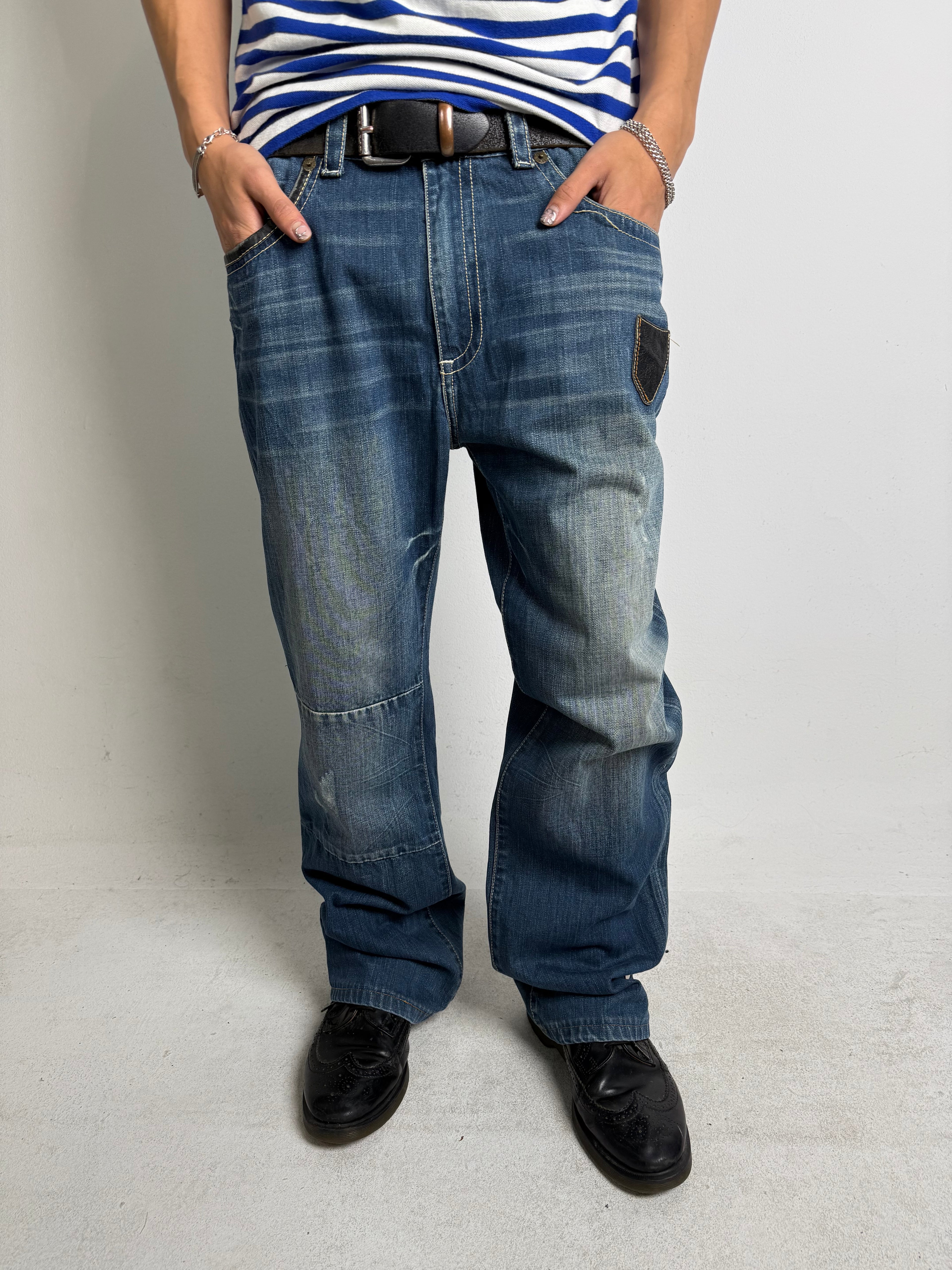 Tragebild von einer Vintage Big Train Baggy Jeans with Studded Back Pockets von Vorne