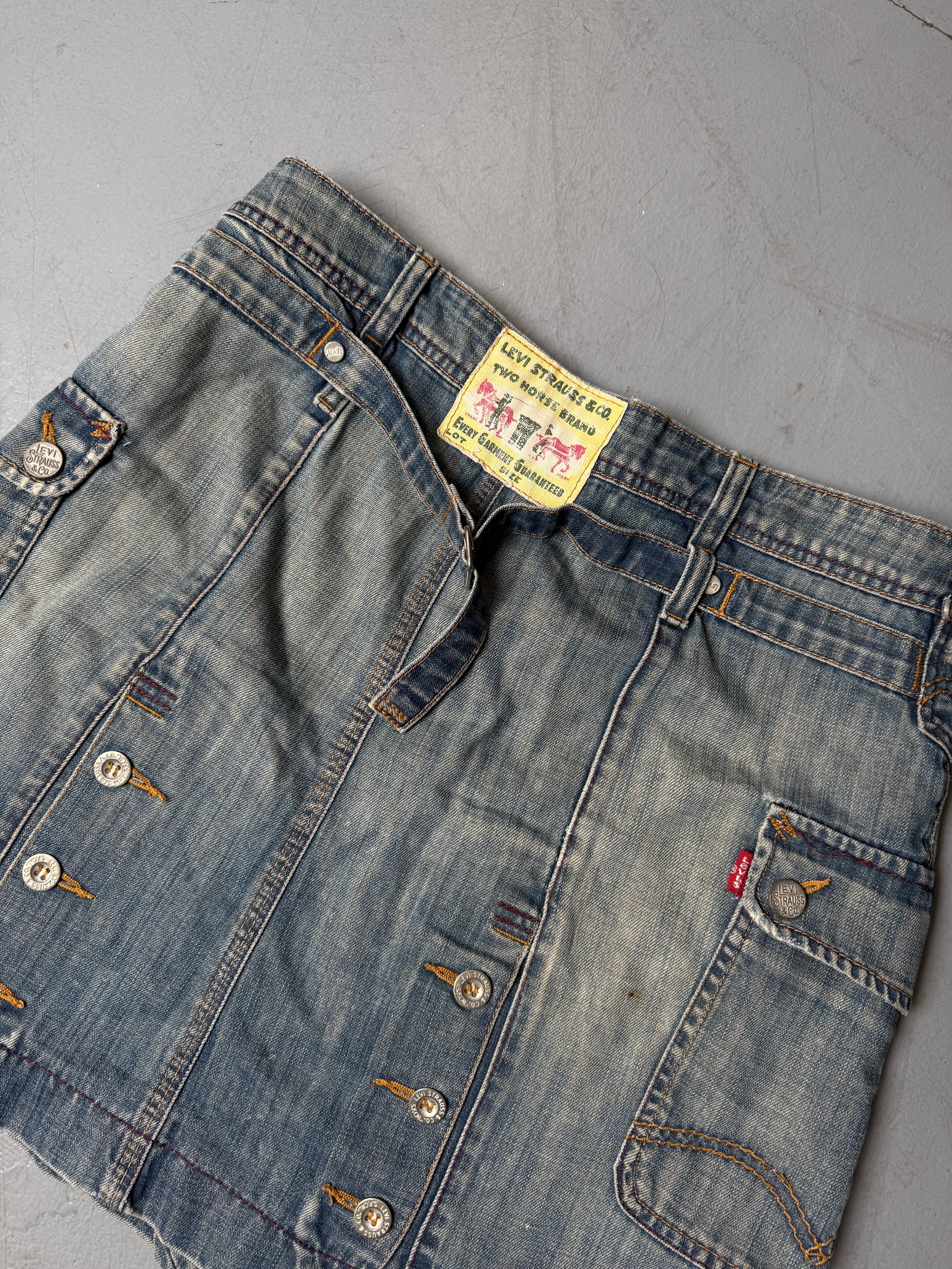 Vintage Levi’s Button Up Midi Denim Skirt für Damen. Y2K Secondhand 2000s Fashion.