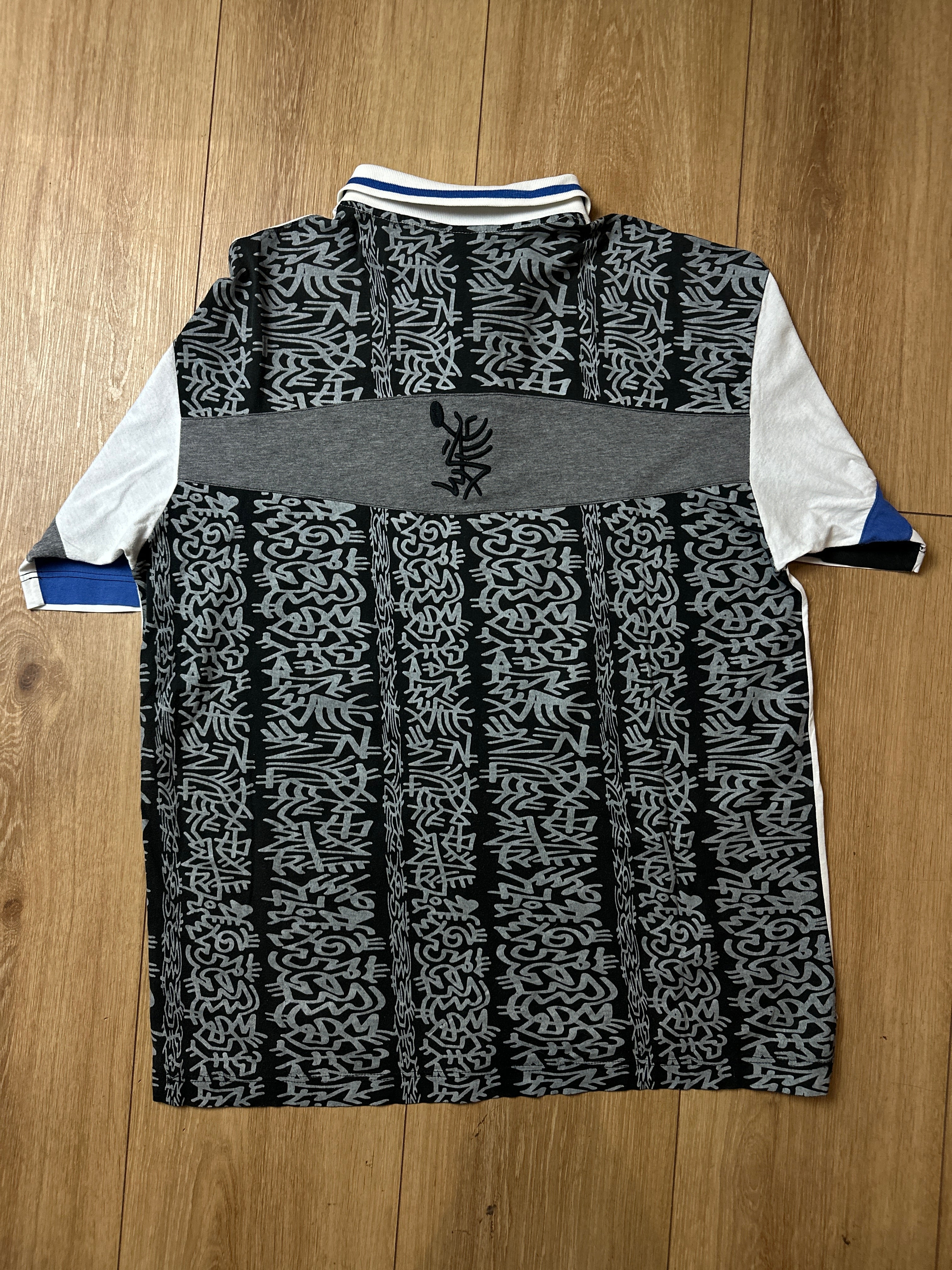 Ein Polo Shirt von Lotto in weiß mit blau schwarzen Ärmeln vintage Y2K 