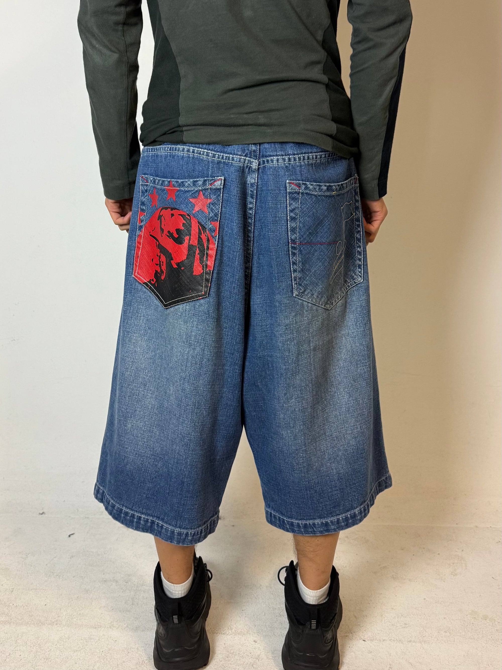 Eine blaue baggy denim shorts mit auffälligem Print in rot und schwarz 