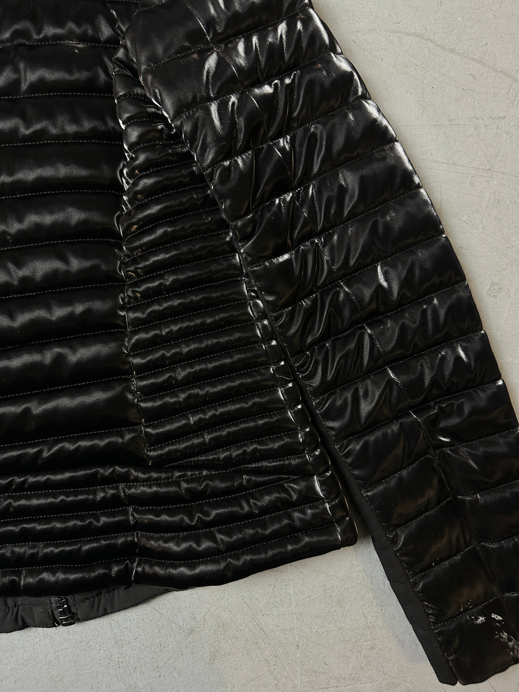 Detailliertes produktbild von Vintage Shiny Black Guess Puffer Jacket S/M von hinten