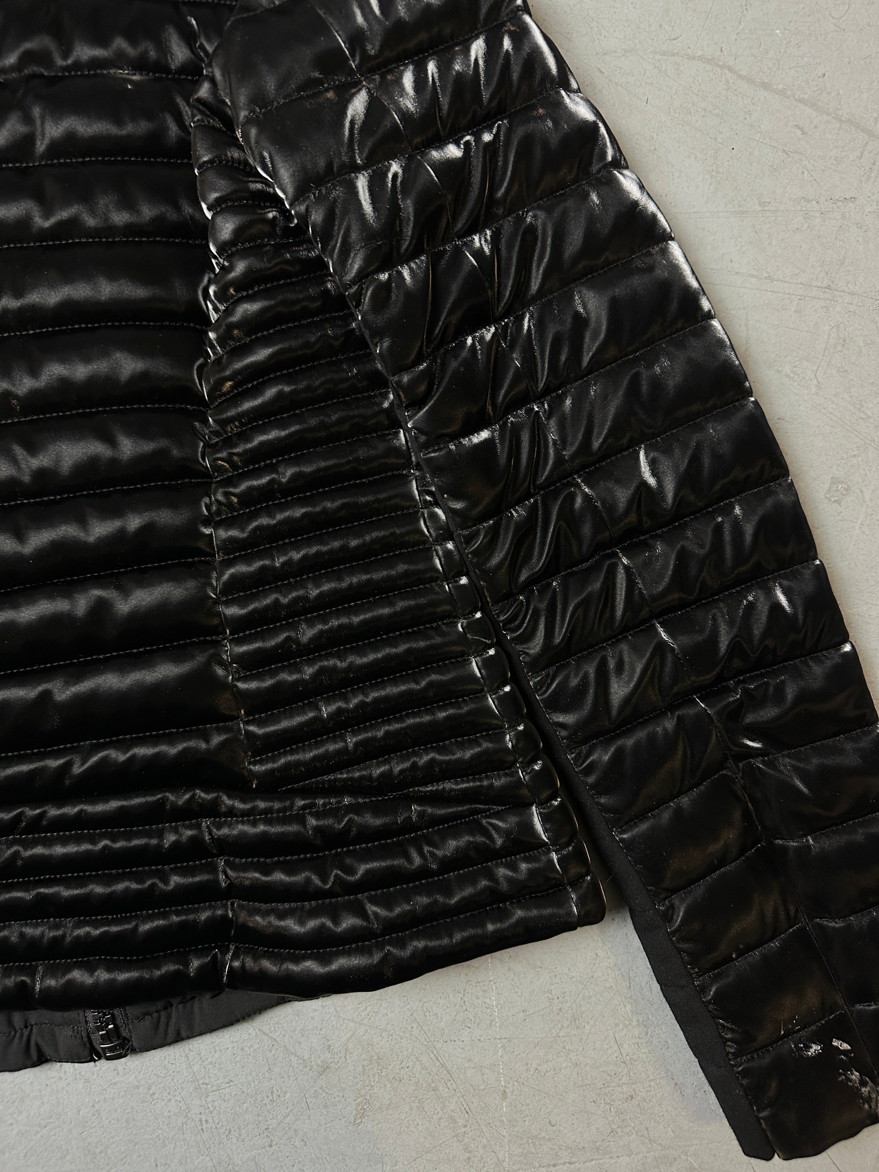 Detailliertes produktbild von Vintage Shiny Black Guess Puffer Jacket S/M von hinten