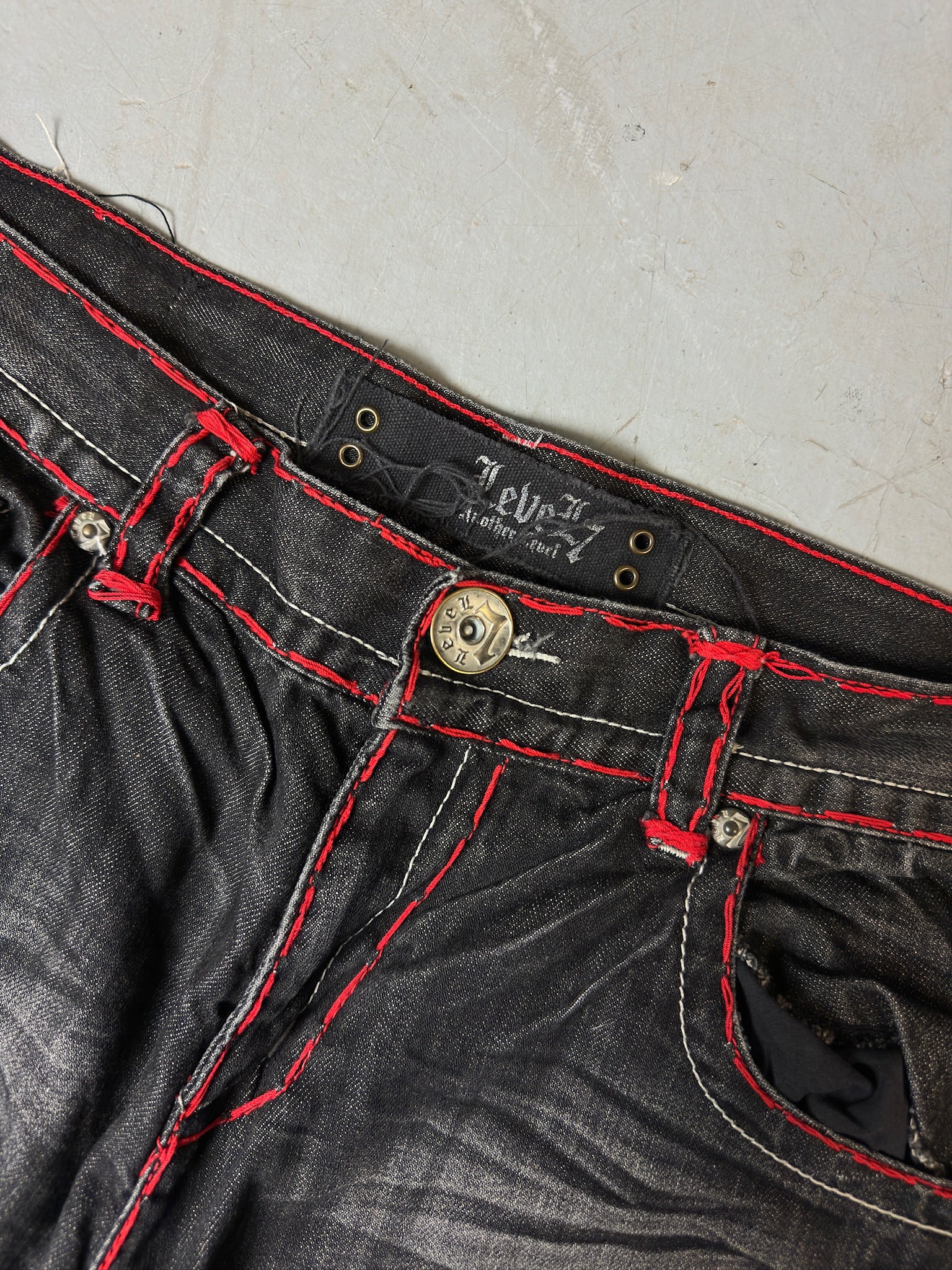 Eine schwarze baggy Japanese denim mit rotem stitching 