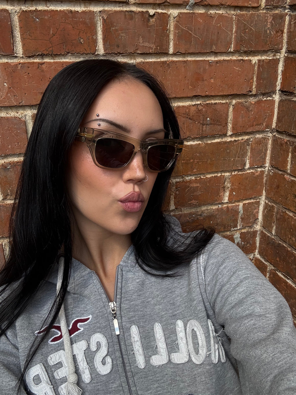 Eine beige transparente Sonnenbrille von Bottega Veneta mit Gold Details