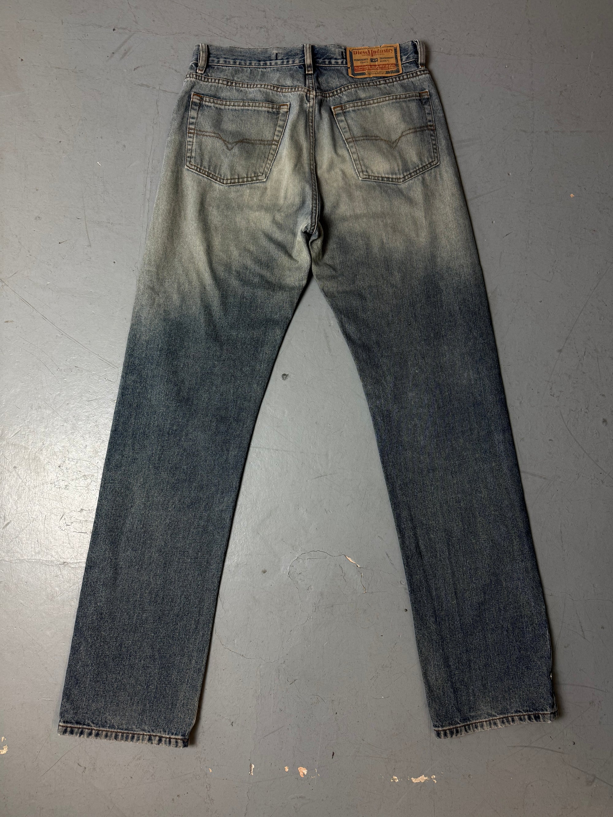 Eine baggy washed denim jeans von diesel it riss im knie in M/L