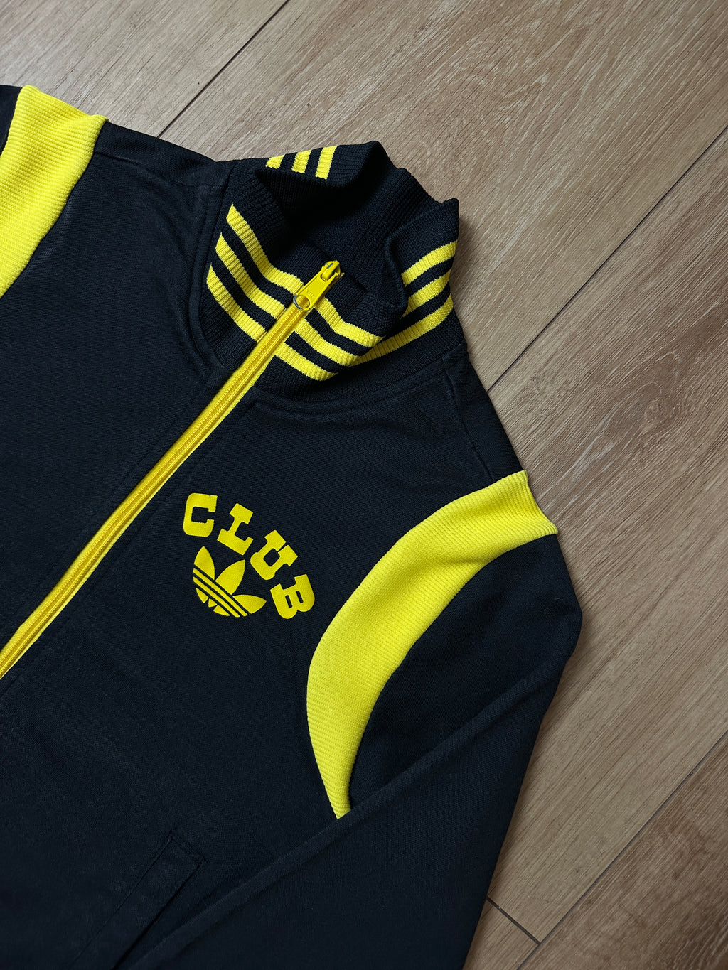 Detailliertes produktbild von Vintage Adidas Black/Yellow Track Jacket XS/S von vorne