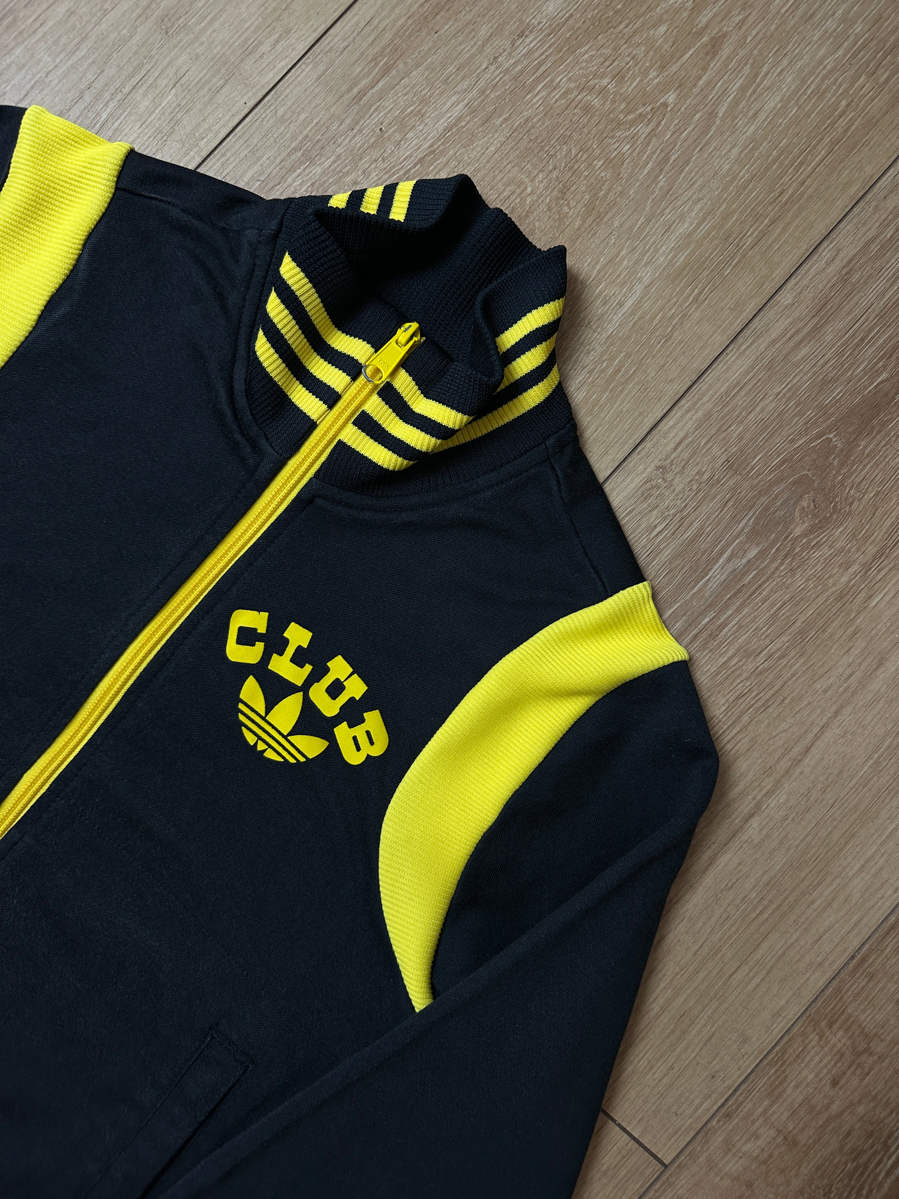 Detailliertes produktbild von Vintage Adidas Black/Yellow Track Jacket XS/S von vorne