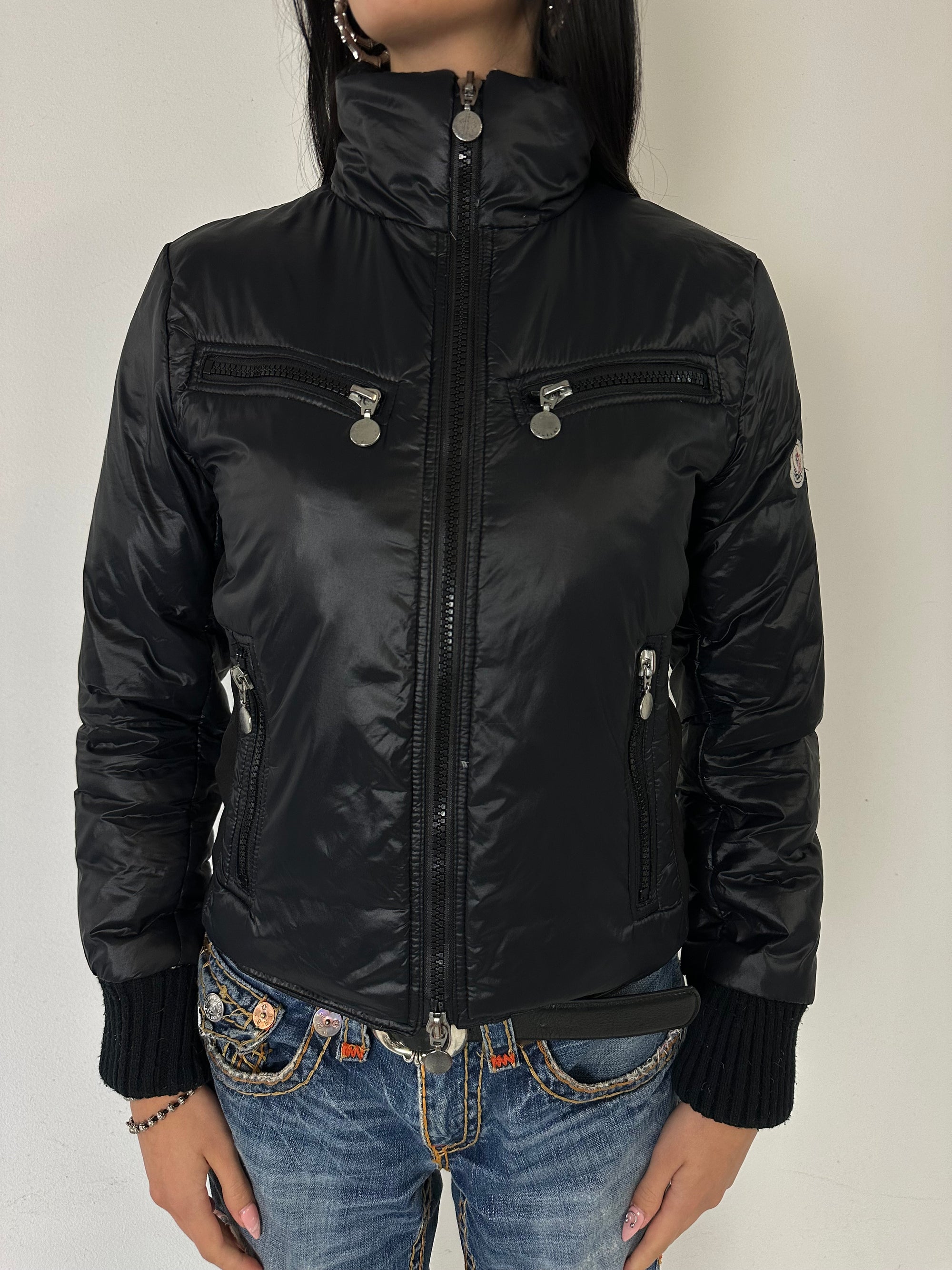 Eine schwarze leicht cropped Jacke von Moncler in S