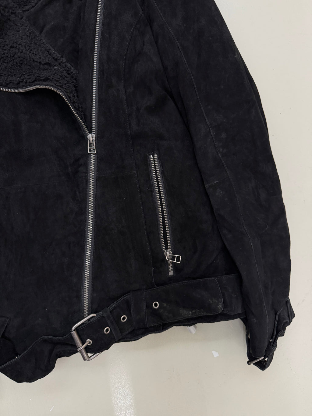 Vintage Black Asymetrical Sherling Jacket
für Herren. Y2K Second Hand 2000s Fashion 
