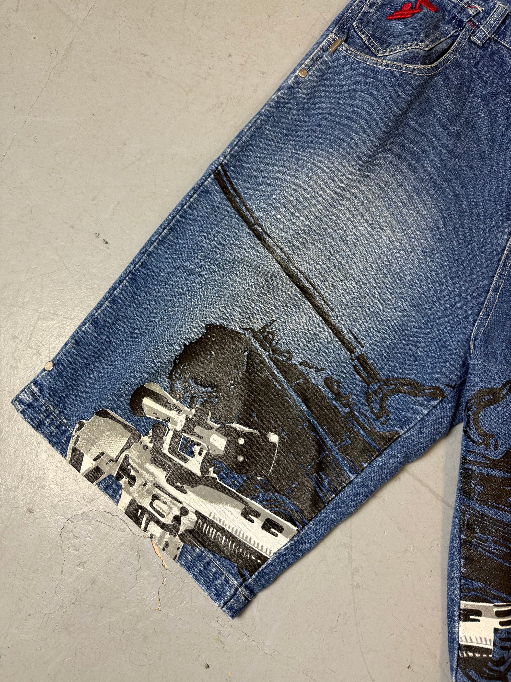 Eine blaue baggy denim shorts mit auffälligem Print in rot und schwarz 