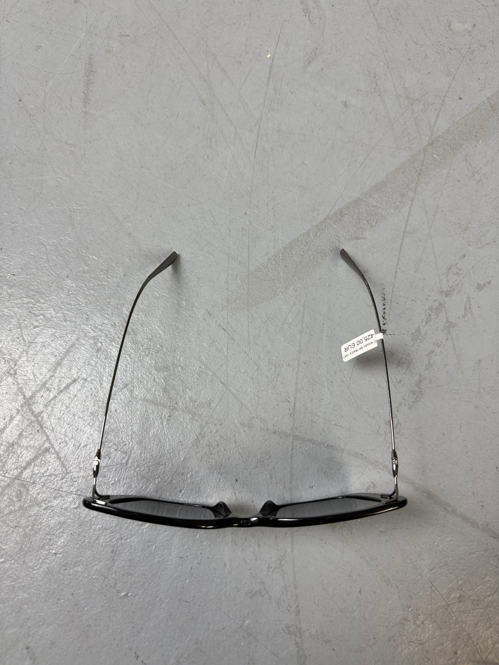 Eine schwarze Sonnenbrille von Dior mit dünnen Bügeln und die Gläser im cateye look 