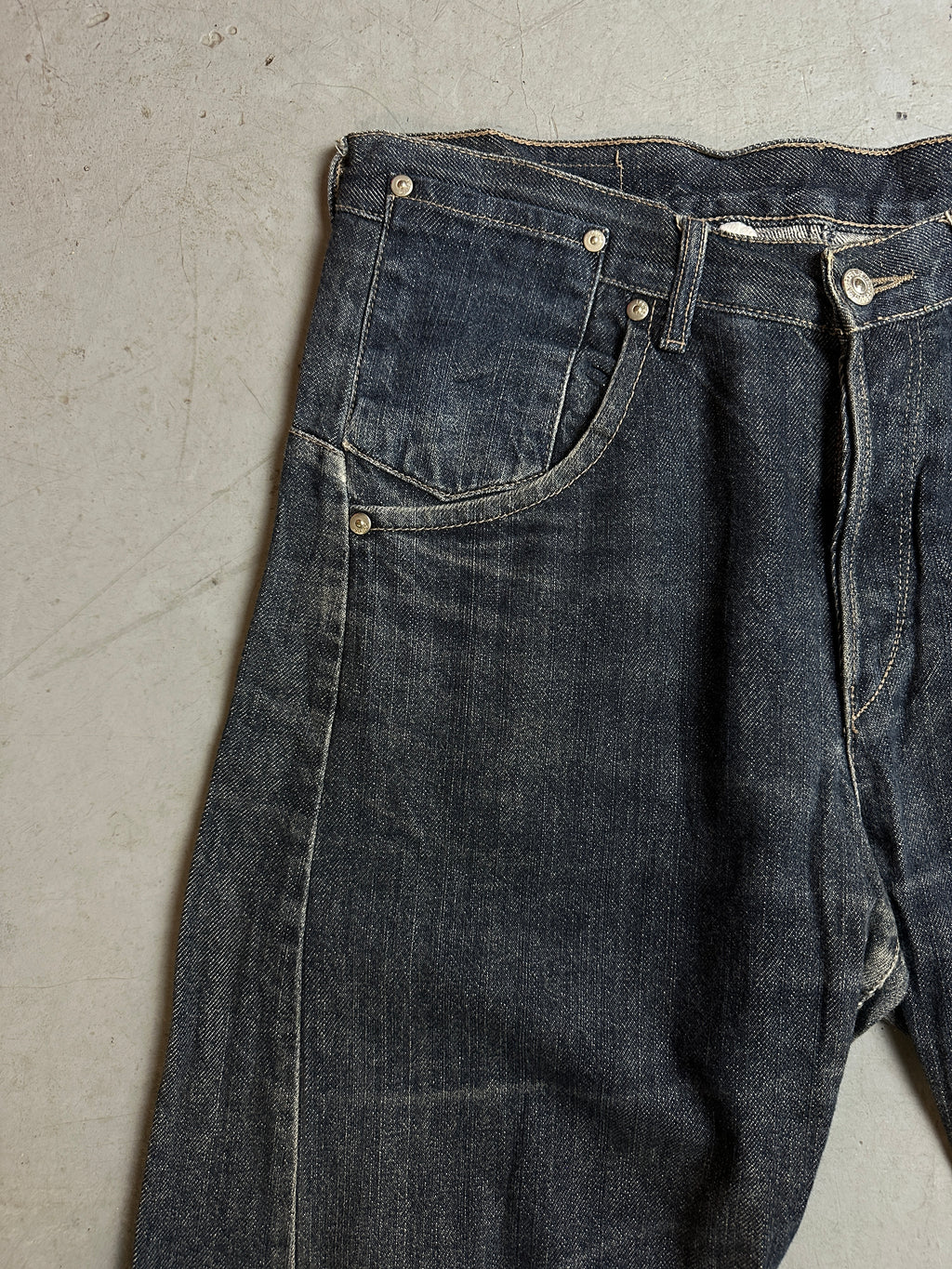 Detailbild von einer Vintage Levis Engineered Dark Blue Denim von Hosentasche vorne