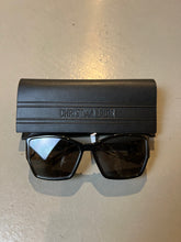 Laden Sie das Bild in den Galerie-Viewer, Christian Dior Moutaigne Cat Eye Sunglasses