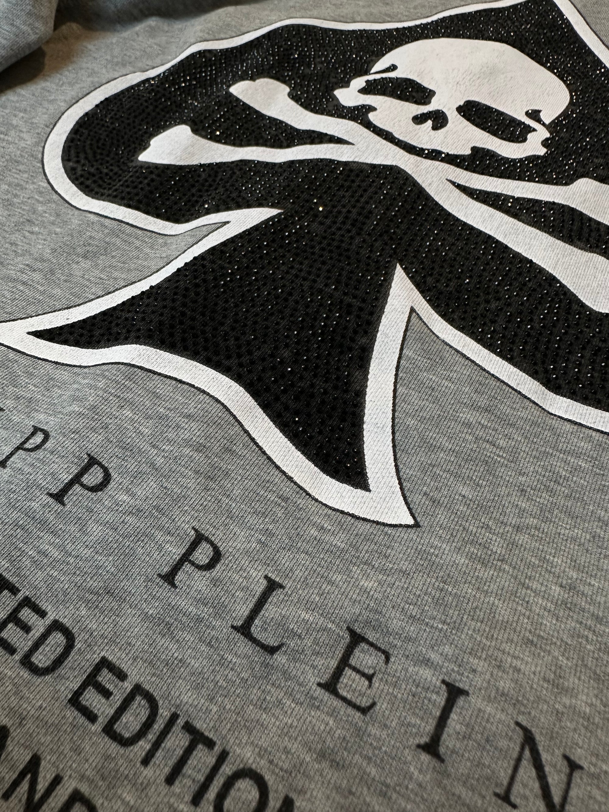 Ein grauer Philipp Plein zipper mit Totenkopf auf dem Rücken in M/L