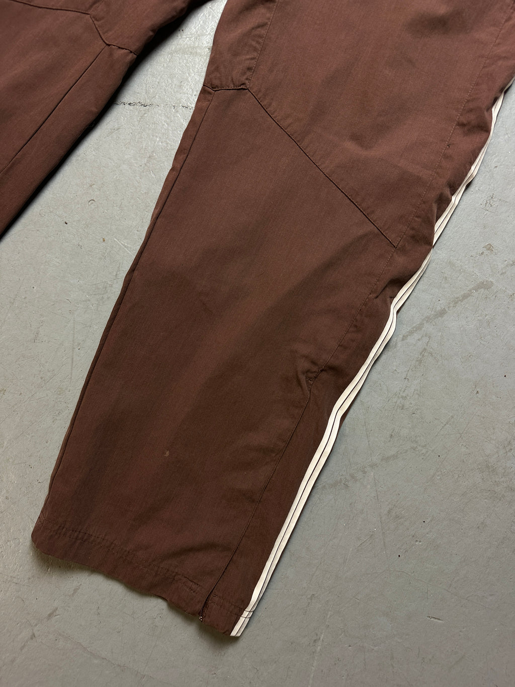 Detailbild Vintage Brown Nike Track Pants von vorne 