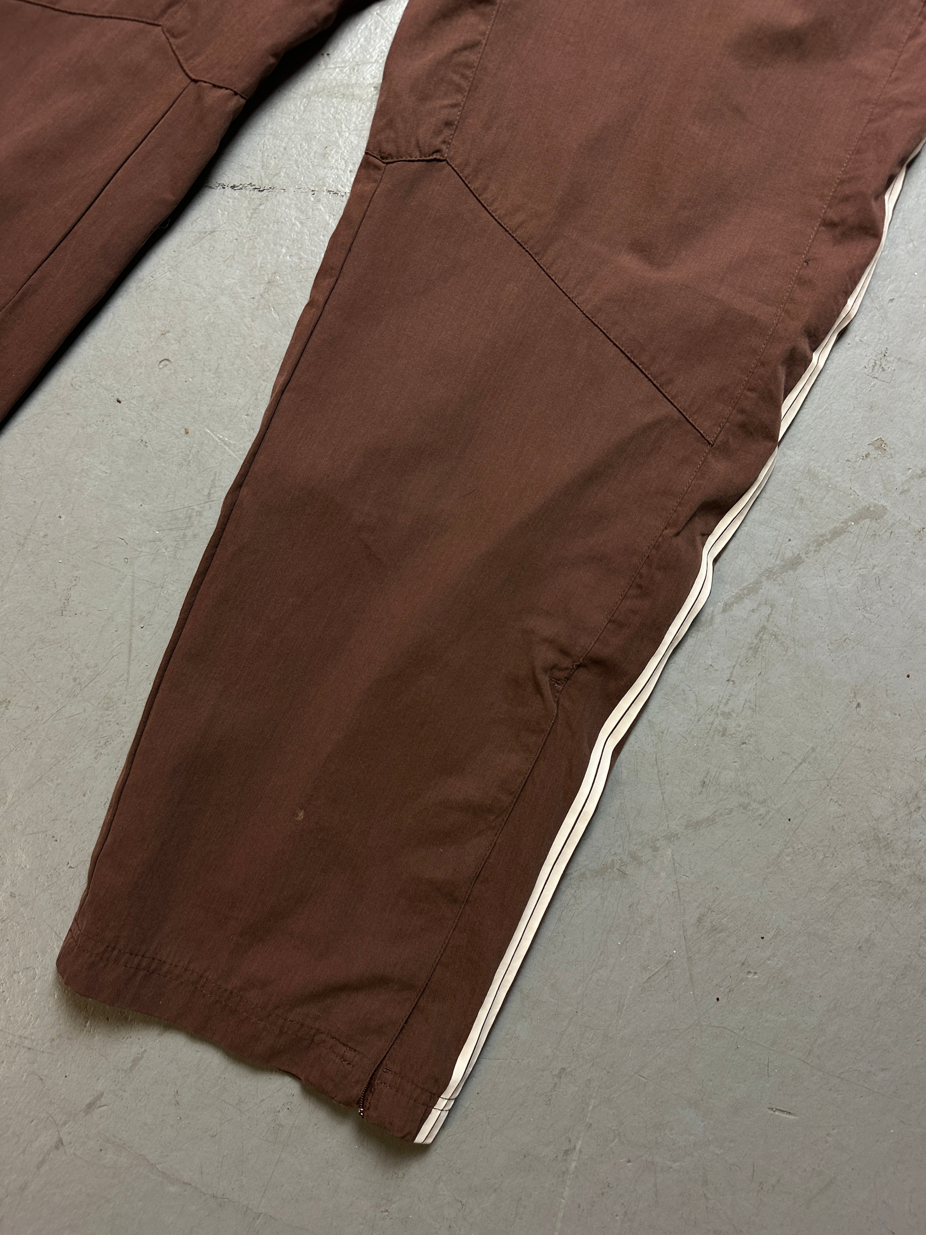 Detailbild Vintage Brown Nike Track Pants von vorne 