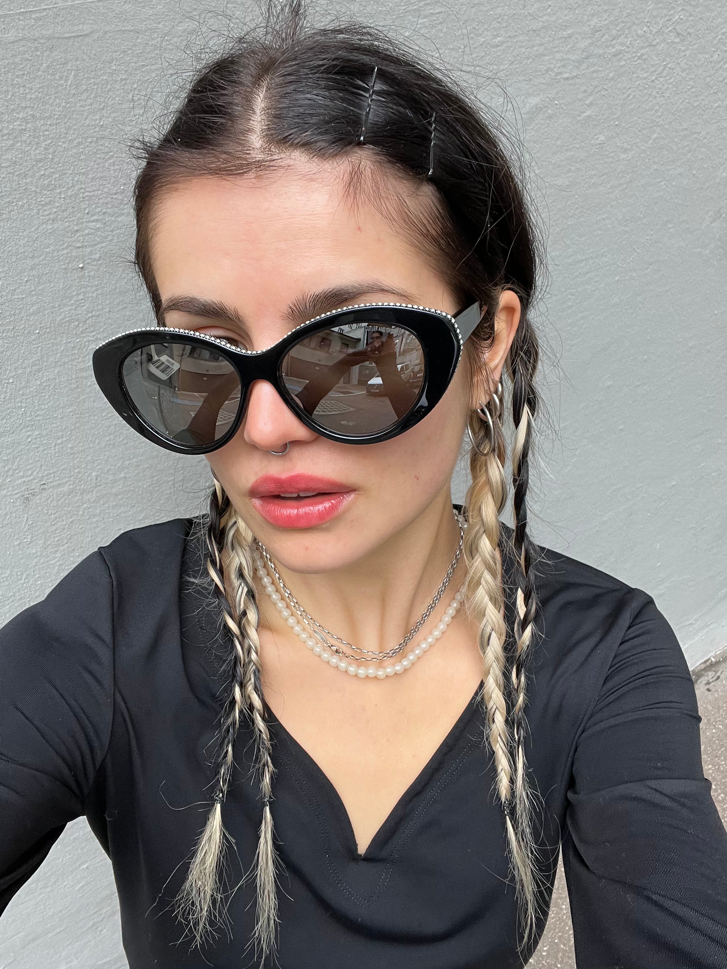 Tragebild der Cutler and Gross Sunglasses Black Glitter von vorne  an einem Weiblichen Model.